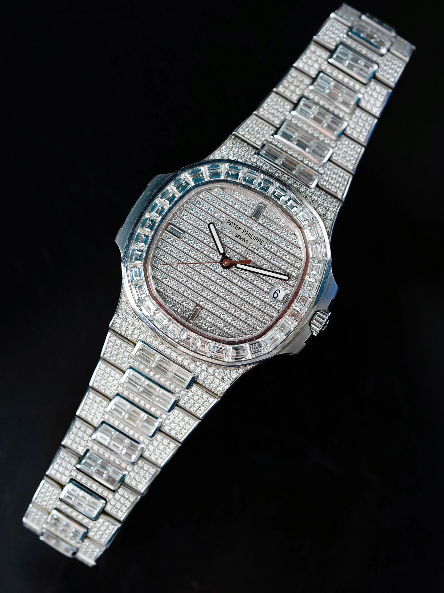 百达翡丽型号5719/10g-010 满钻鹦鹉螺 百达翡丽的这款型号5719/10g