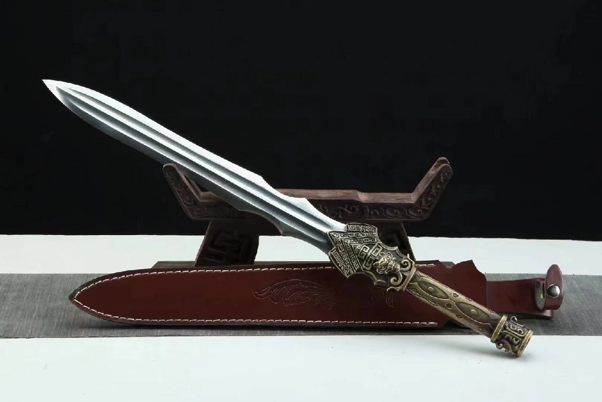 虎尊剑(双弧款) 剑把:纯铜精雕,图案立体感强,做旧; 剑身:百炼花纹钢