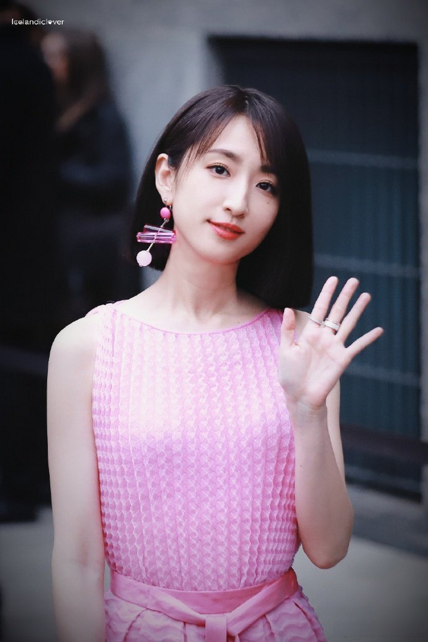 柯佳嬿米兰时装周造型,短发配粉色长裙,又干练又温柔,与施柏宇合照