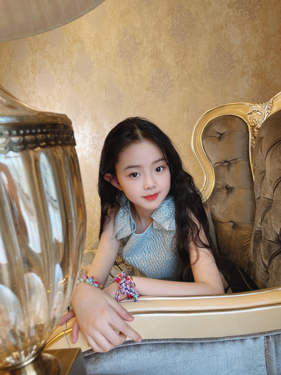 沐沐小时候并不出众,在长到四五岁的时候逐渐觉得在外表有了一些优势