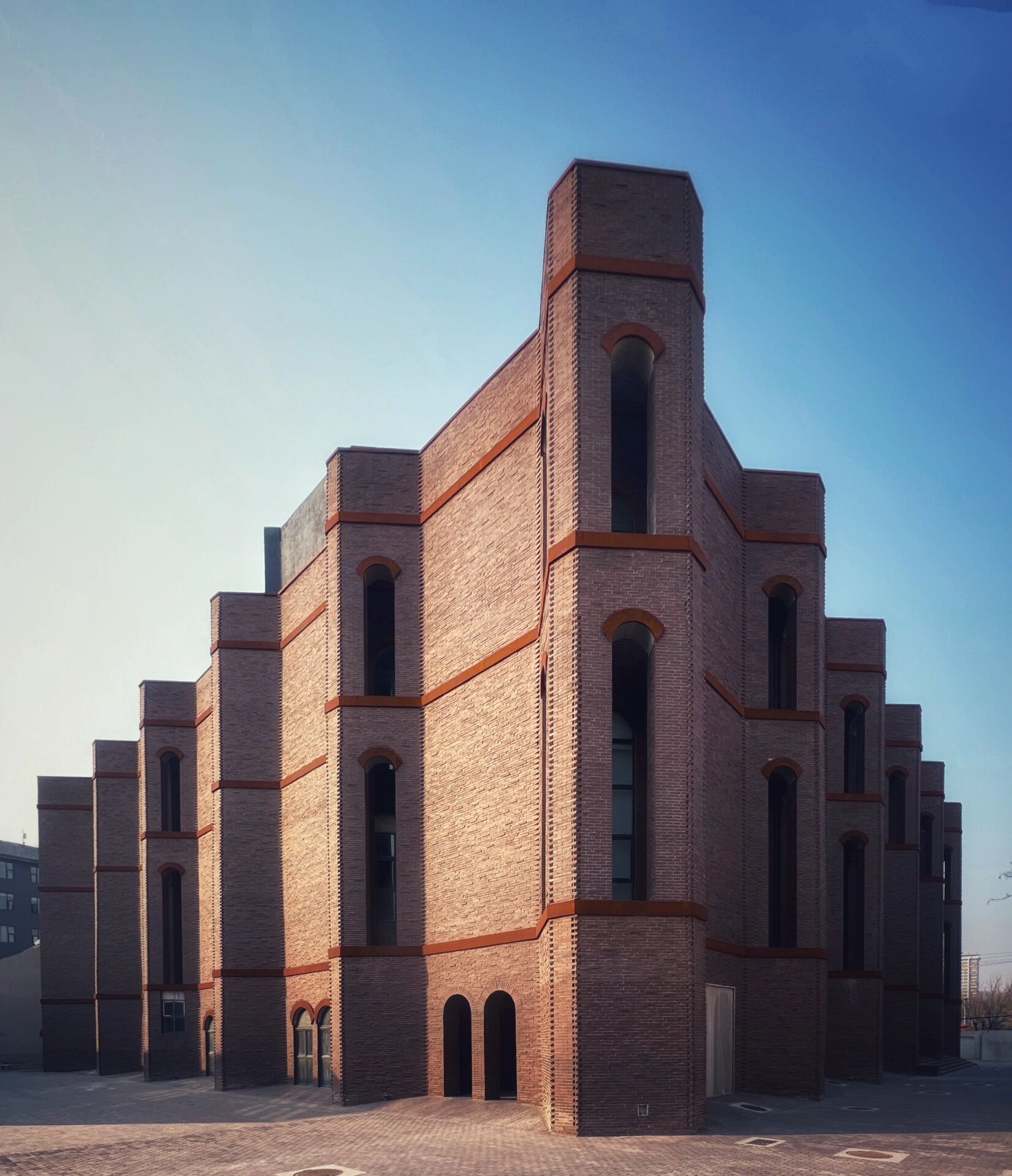 中国油画院的建筑造型独具特色,外观呈现出中国传统与现代风格的结合