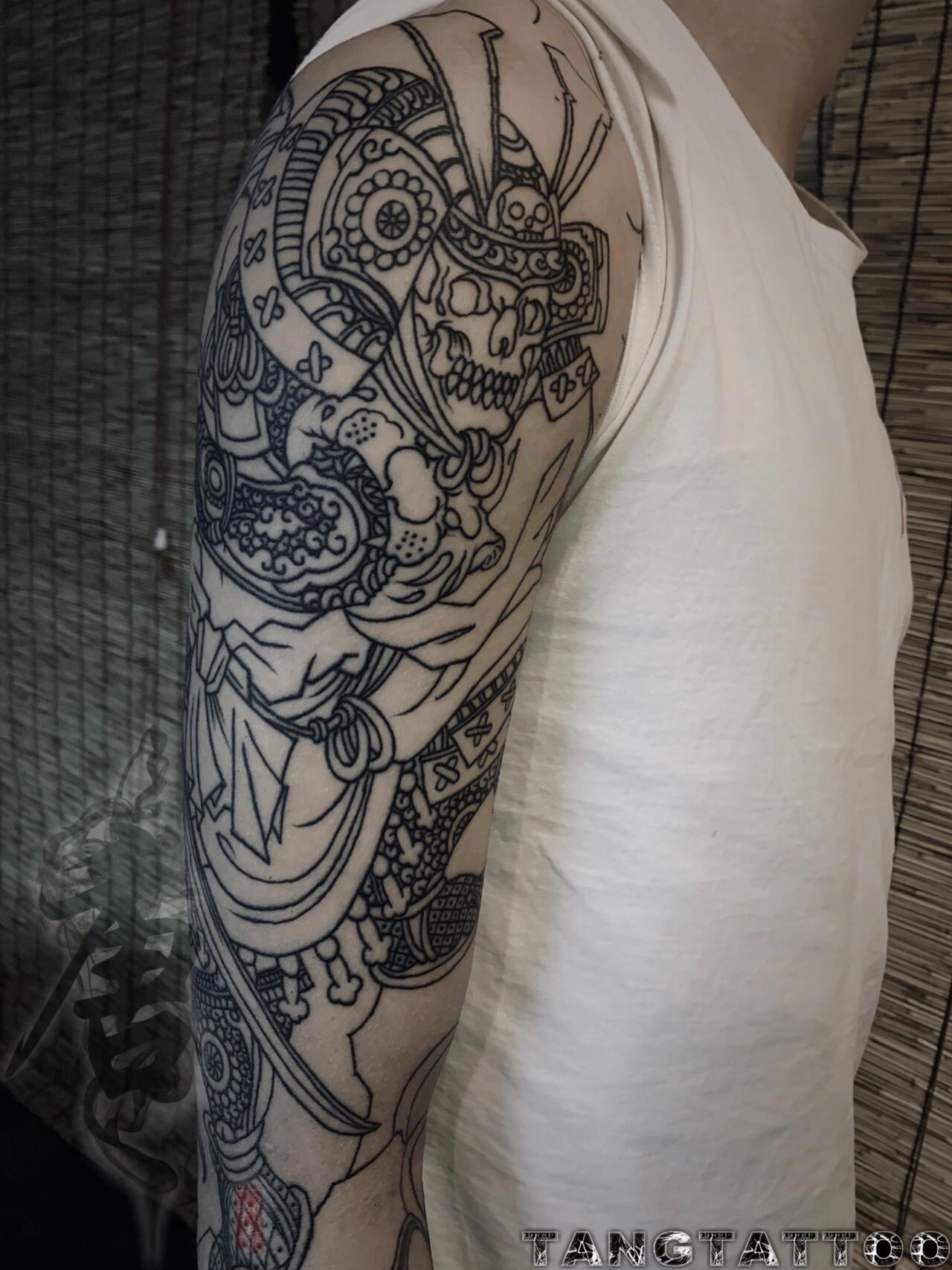 老传统黑灰花臂 老传统花臂鬼武士,整体进行中,小臂背景部分雾面完成