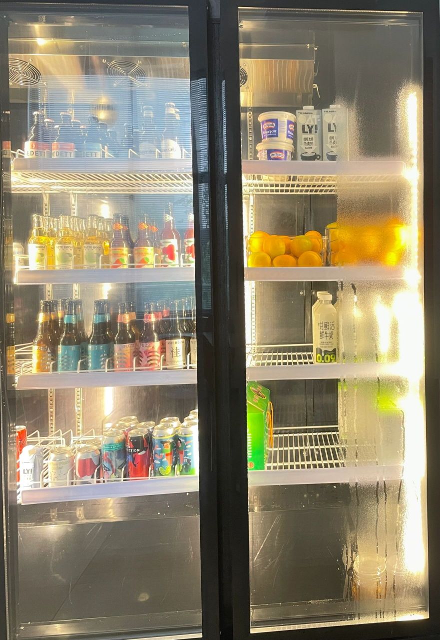 下雨天冰箱展示柜除水雾小妙招 抹布擦完还是起雾 用刮玻璃的刮板,一