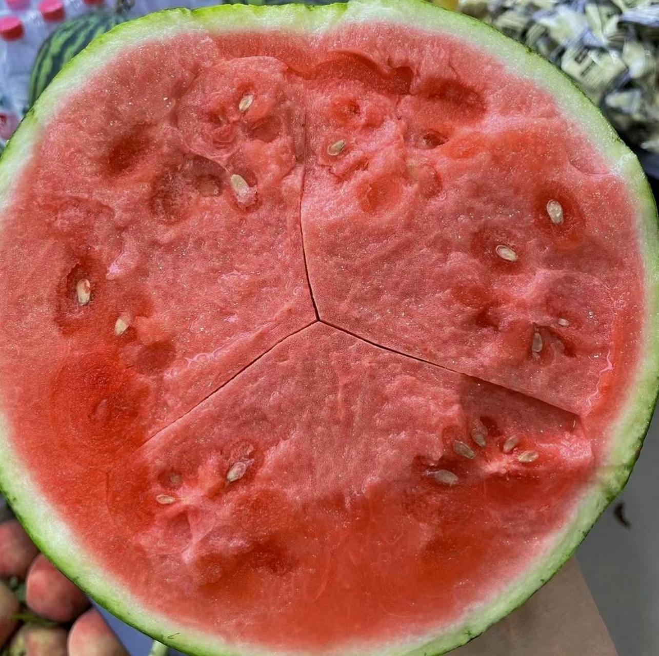 能切出奔驰图标的薄皮无籽麒麟西瓜 绝对甜的很