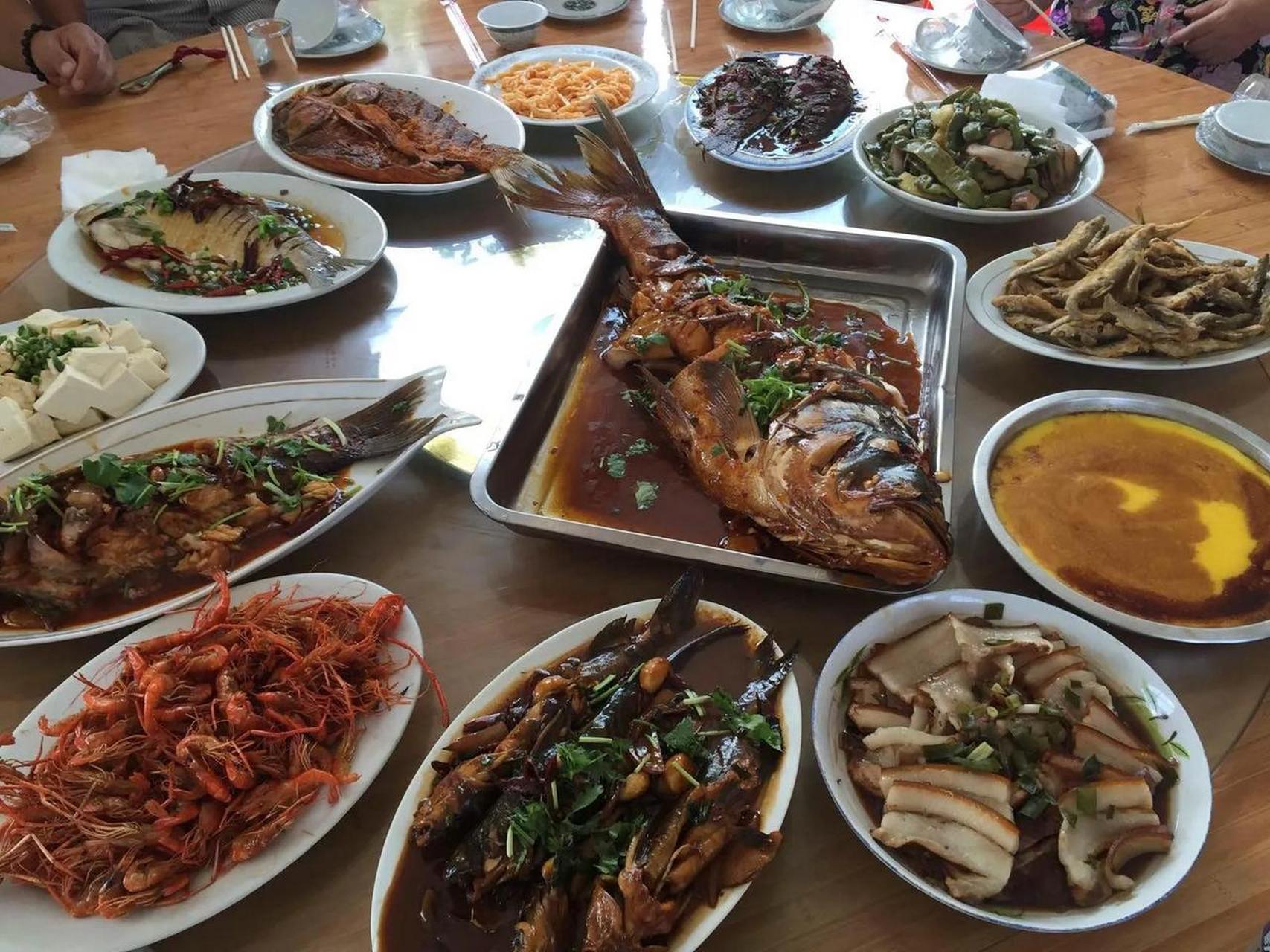 全鱼宴有三种形式,1.以鲤鱼,鲫鱼,白鱼,红尾鱼等多种类鱼烹制的鱼菜约