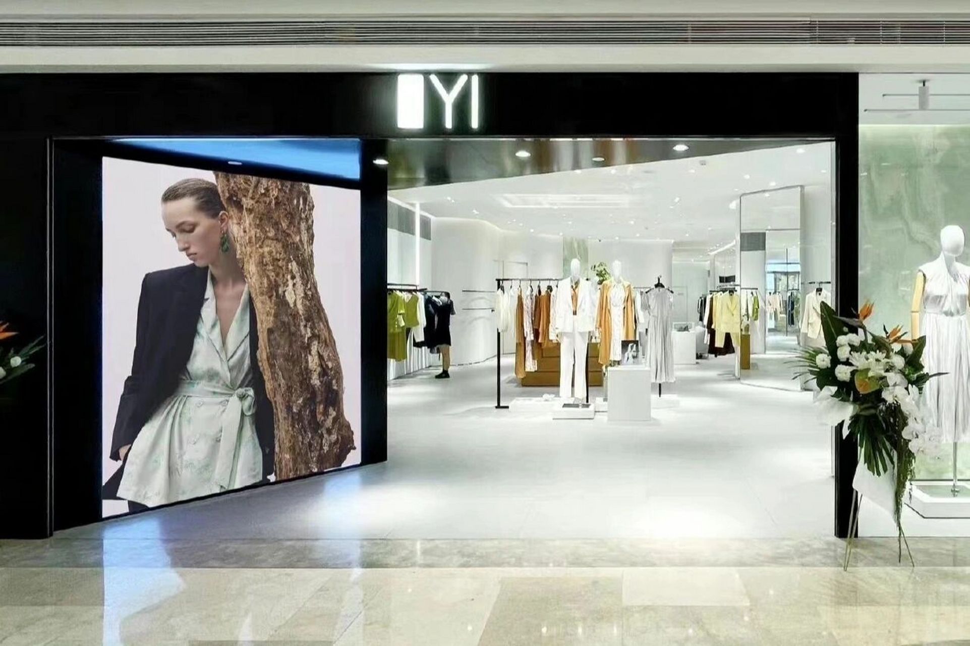 979797 在深圳益田假日和宝安壹方城都看过它的店铺,衣服品质