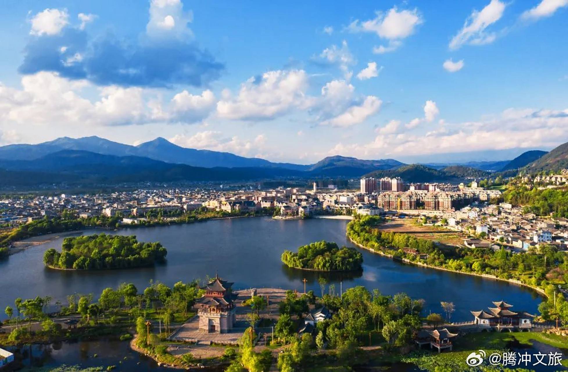 云南保山腾冲,素有"极边第一城"之称,位于中国人口地理分界线(又称"