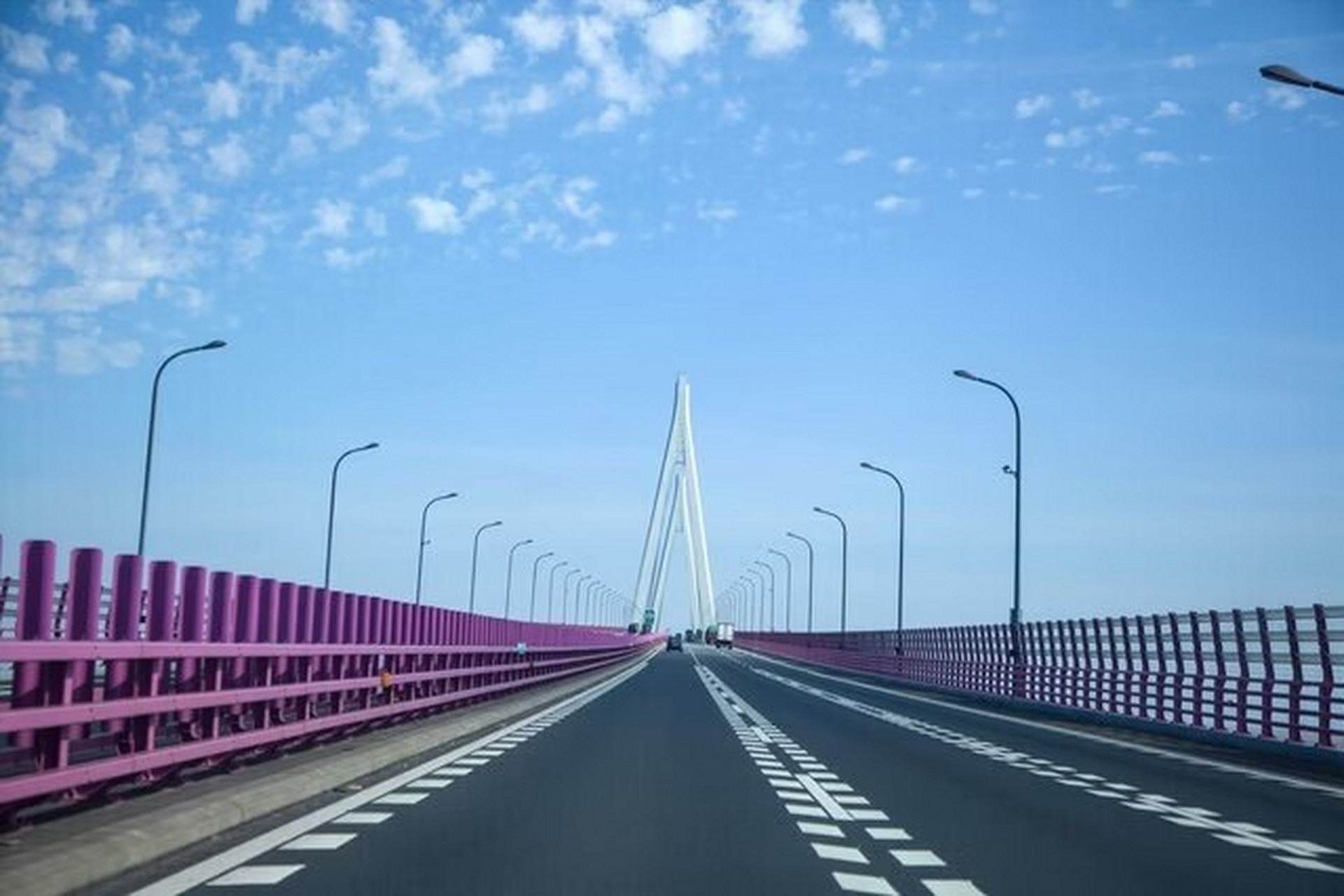 探寻杭州湾跨海大桥——简介 杭州湾跨海大桥位于浙江省杭州湾之上,是