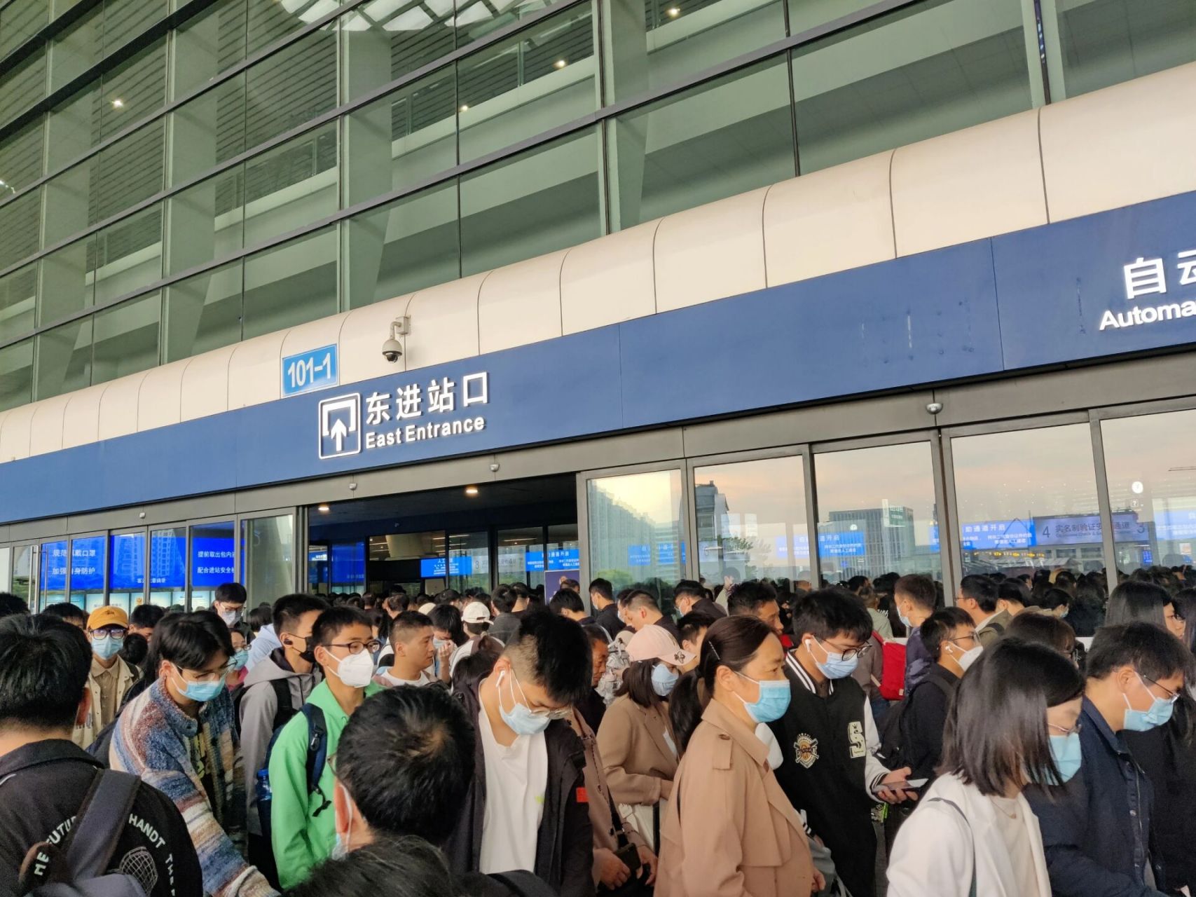 28 杭州东站 早上7点,杭州东站东进站口已经水泄不通,从外围到大厅