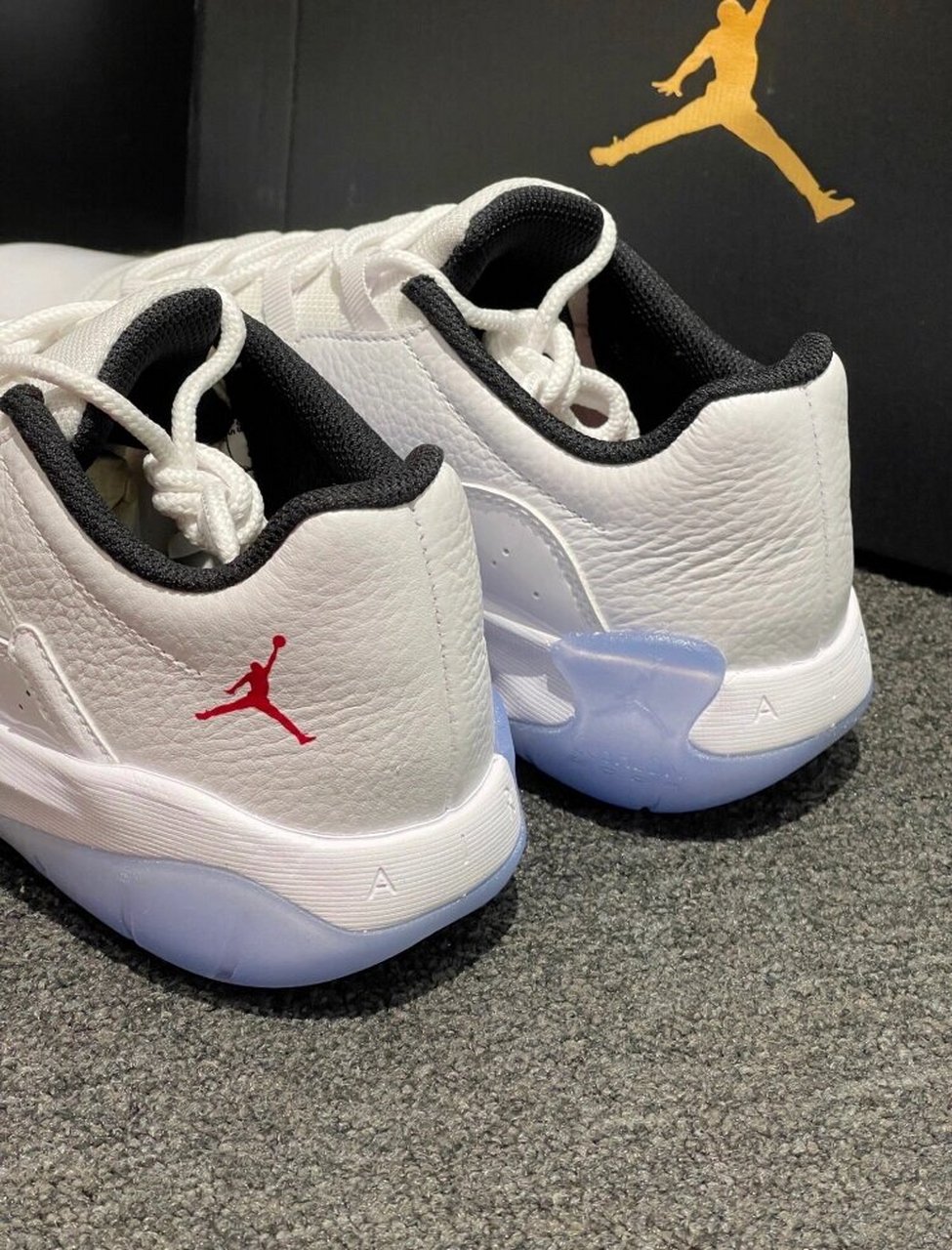 对经典的aj11进行延续,并且在细节上改动,在漆皮上加入透气孔,在中