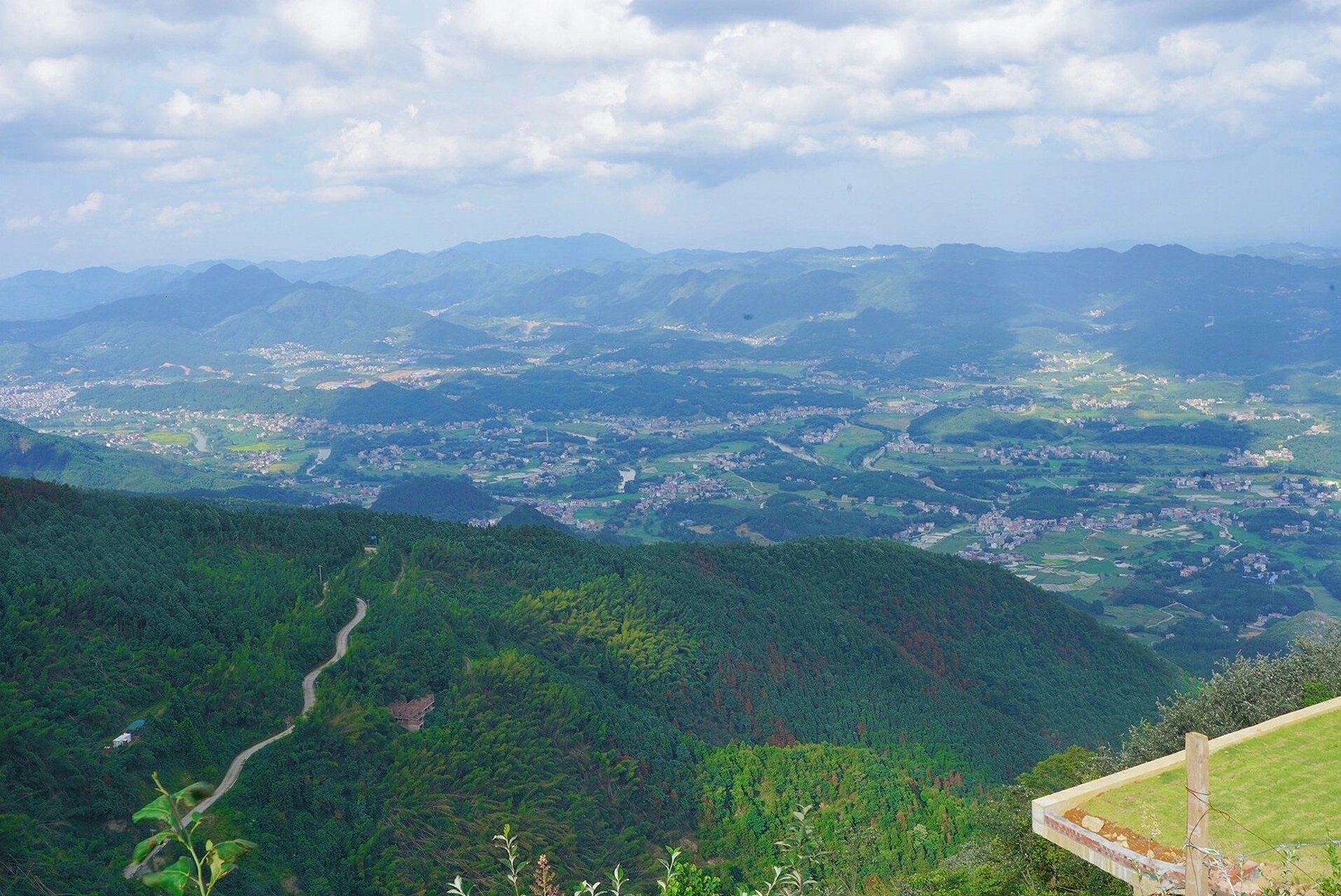 隆回大东山山顶滑翔伞基地起飞场,距离东山禅院只有800米左右,两斩技