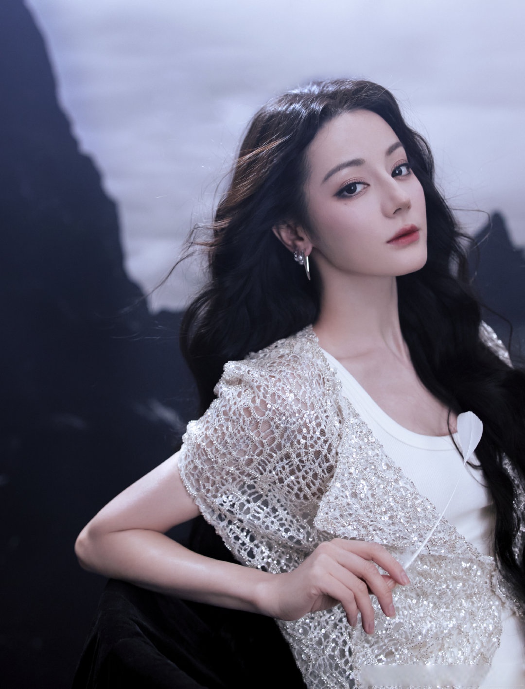 迪丽热巴就是一个真人洋娃娃嘛长长的卷发精致