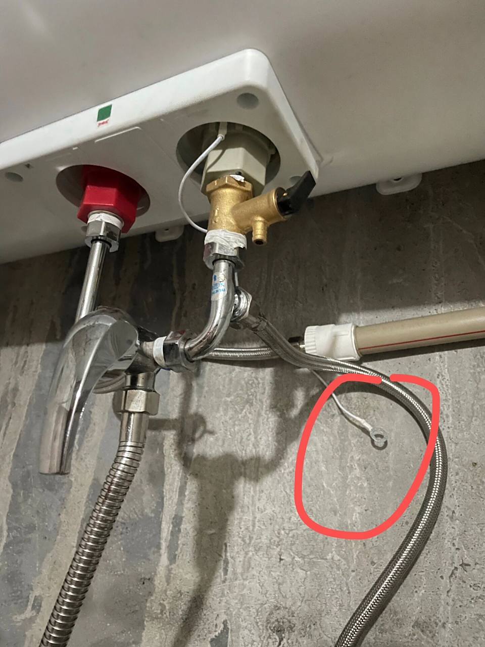 热水器地线安装师傅说农村不装也没事 他说要装的话得接到地上 不装也