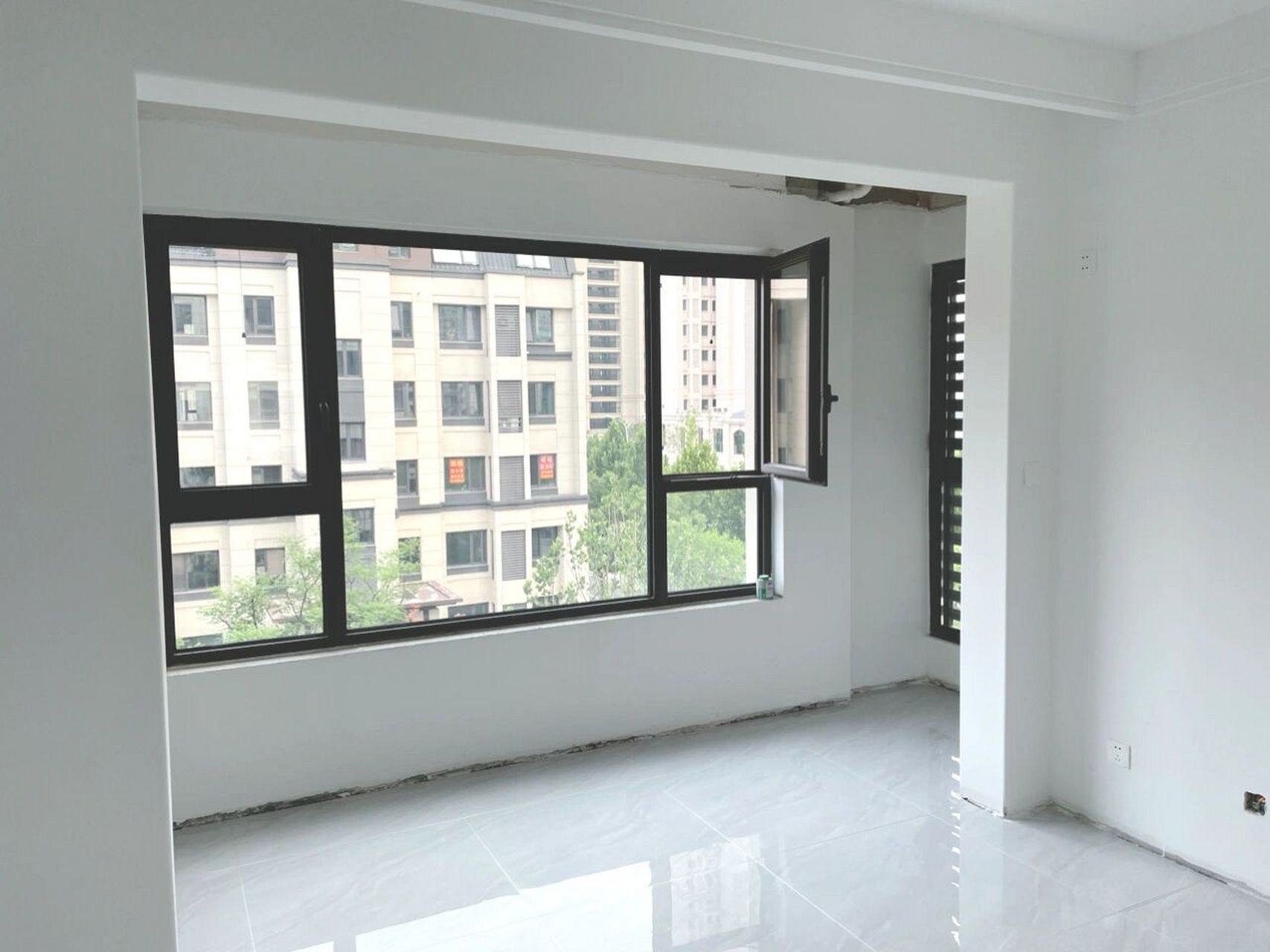 大胆尝试阳台不贴砖,也很明亮 不包垭口,客厅与阳台好像更统一了 目前