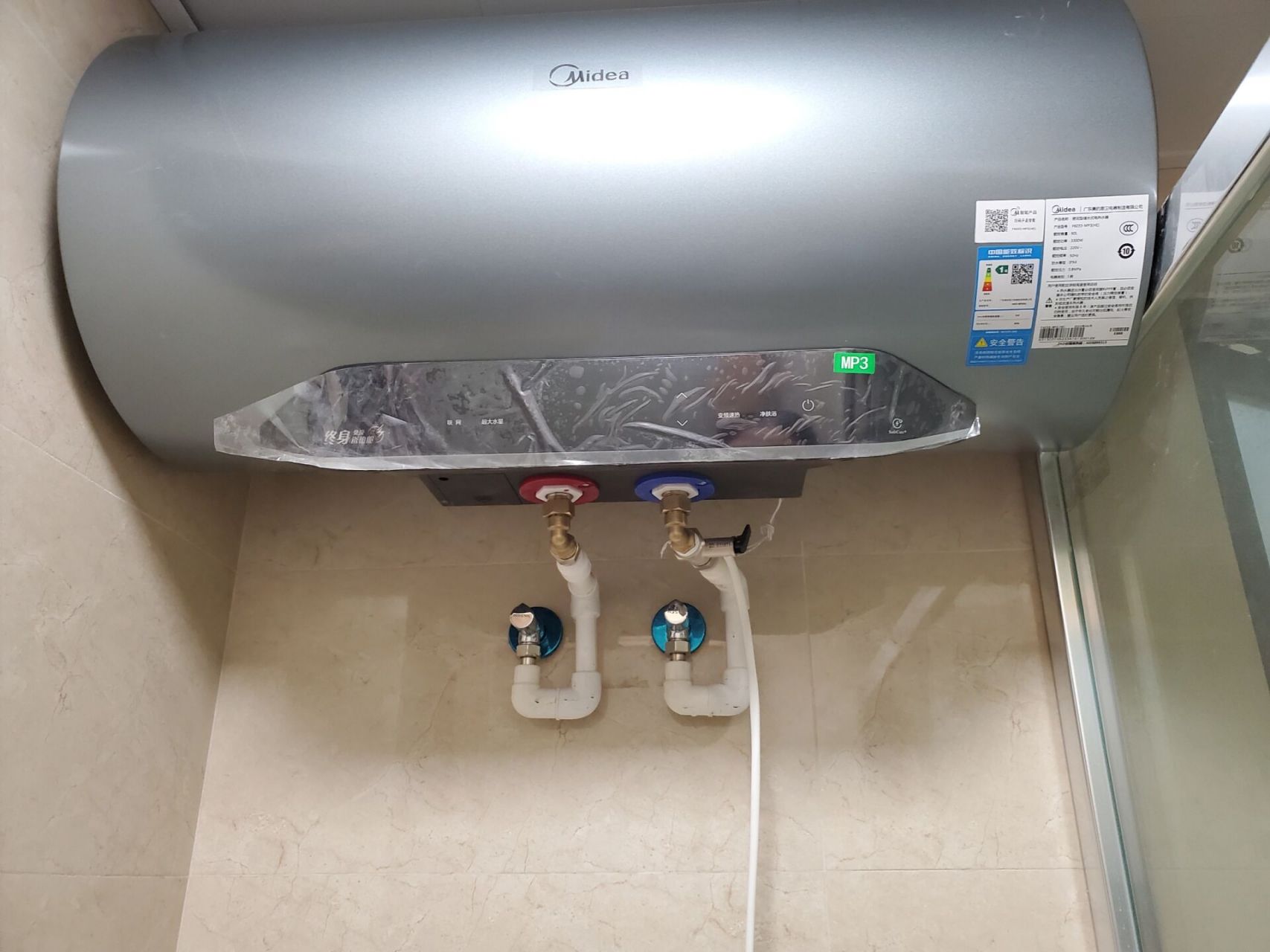 保障房美的热水器 又完成一步啦,热水器极限安装完成!