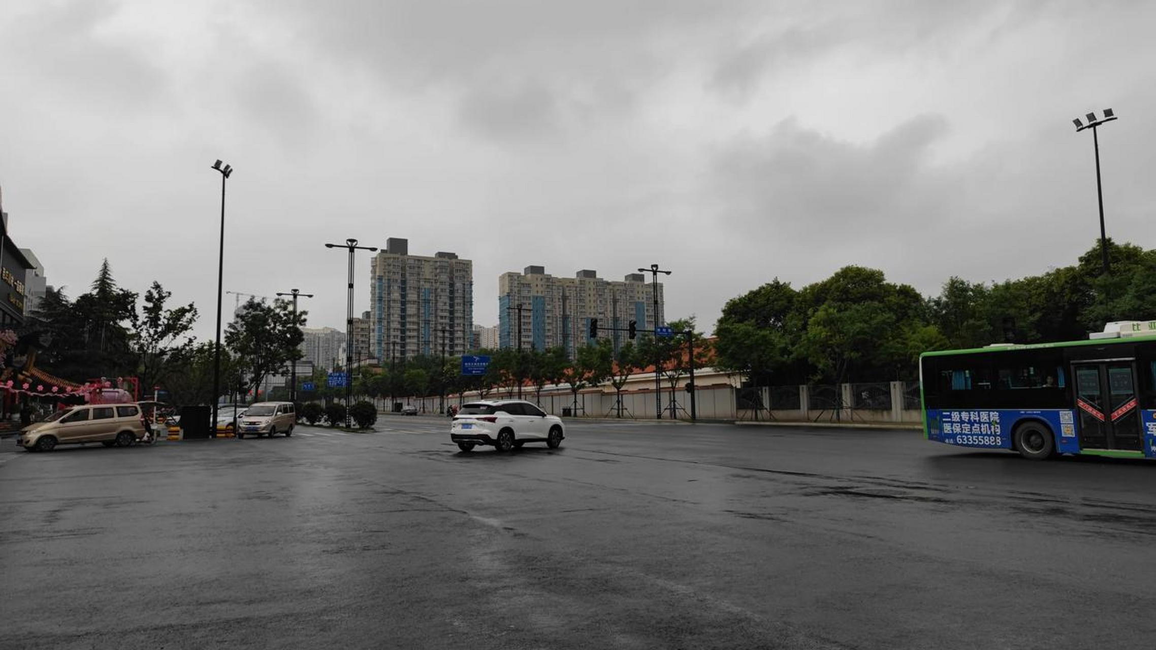 西安市雁翔路与延兴门一路丁字口交通信号灯出现故障已有至少半个月