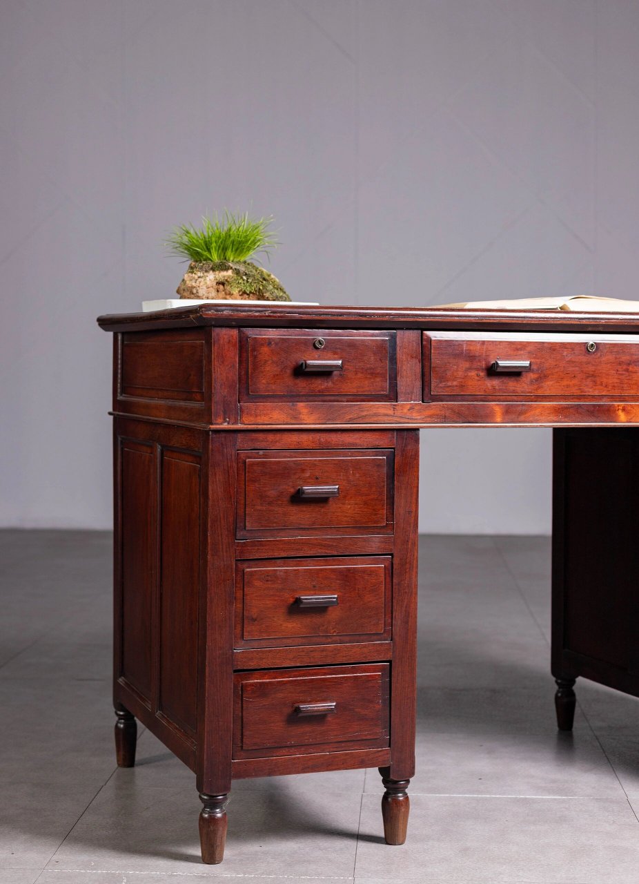 清晚民国 老红木大红酸枝三拼式写字台 【详情】:办公桌在家具中,是一