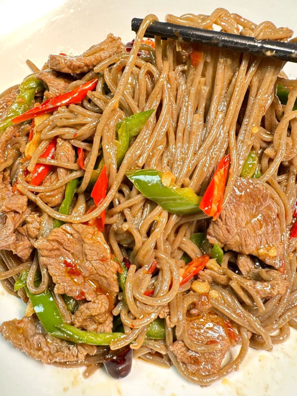 掉的碳水,吃不腻的拌面90…… 今日分享 拌面系列【双椒牛肉拌面】