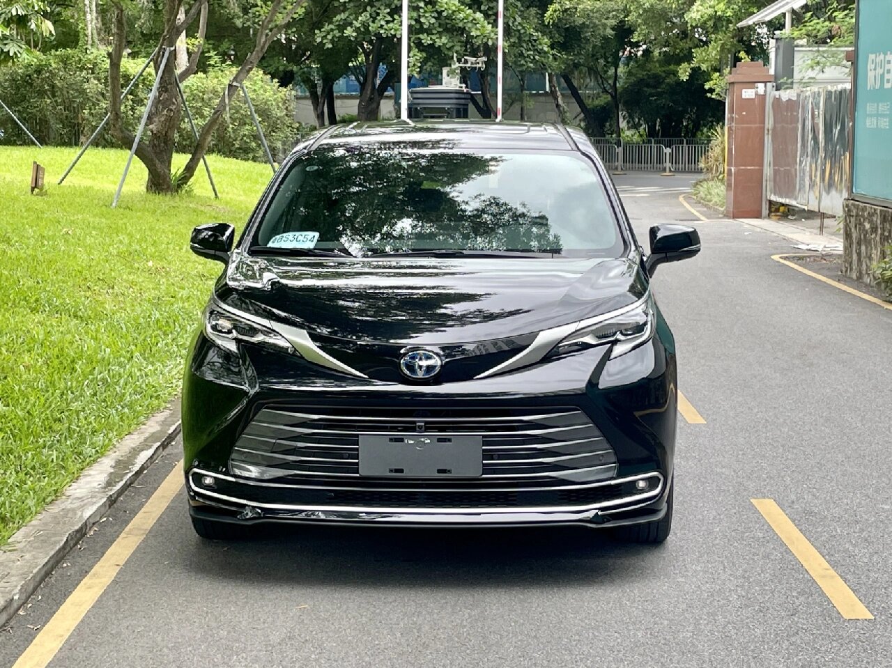 23年6月上牌!23款丰田塞纳2.5l混动尊贵!黑外黑内开了400公里!