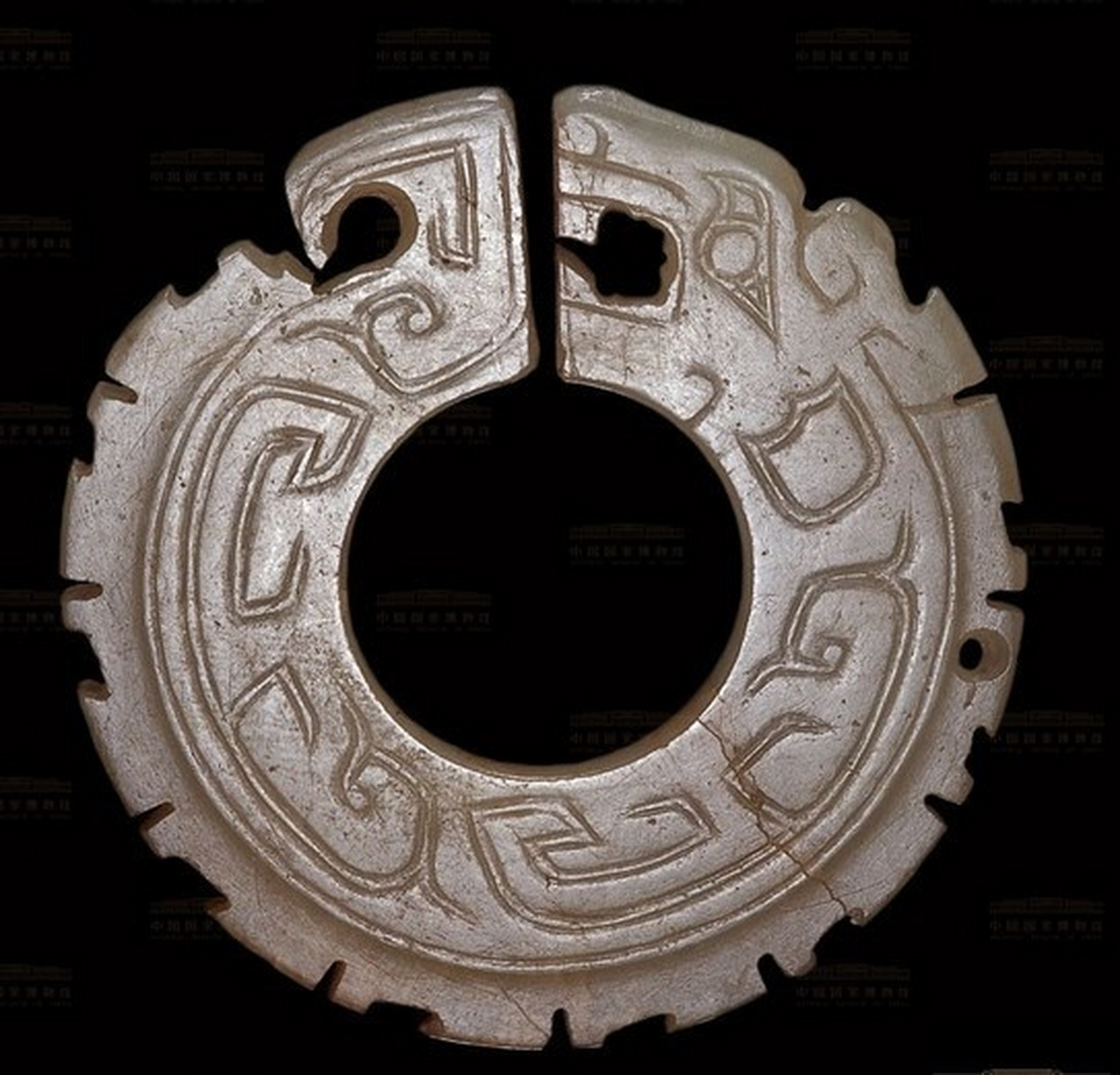 古玉居说玉# 商代 龙纹玉玦,从8000年前的兴隆洼文化开始,玉玦的捅眄