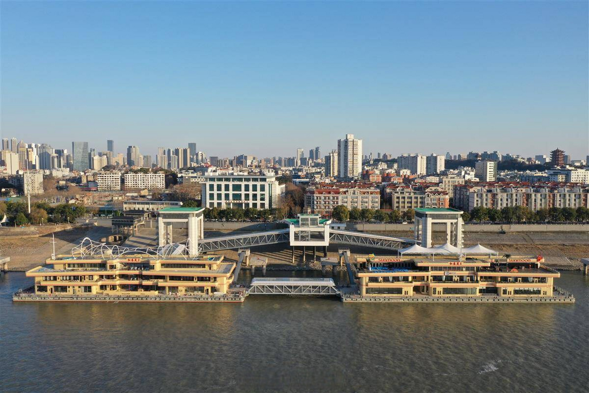 武昌江滩红巷旅游码头"蝶变"归来】近日,位于武汉市武昌江滩的红巷