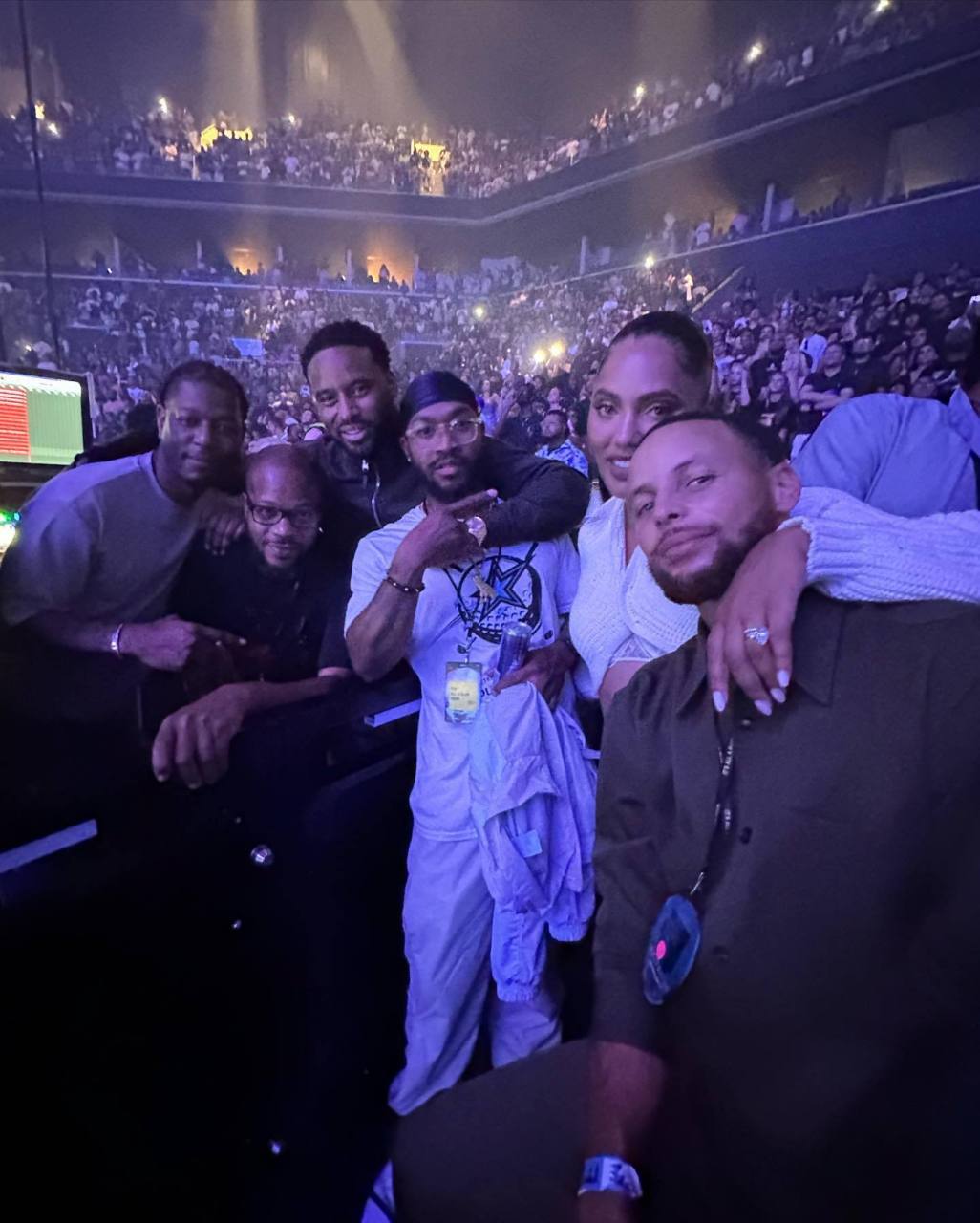 昨天库里一家去看了drake的演唱会 (第一张照片还是妹夫拍的~)#库里