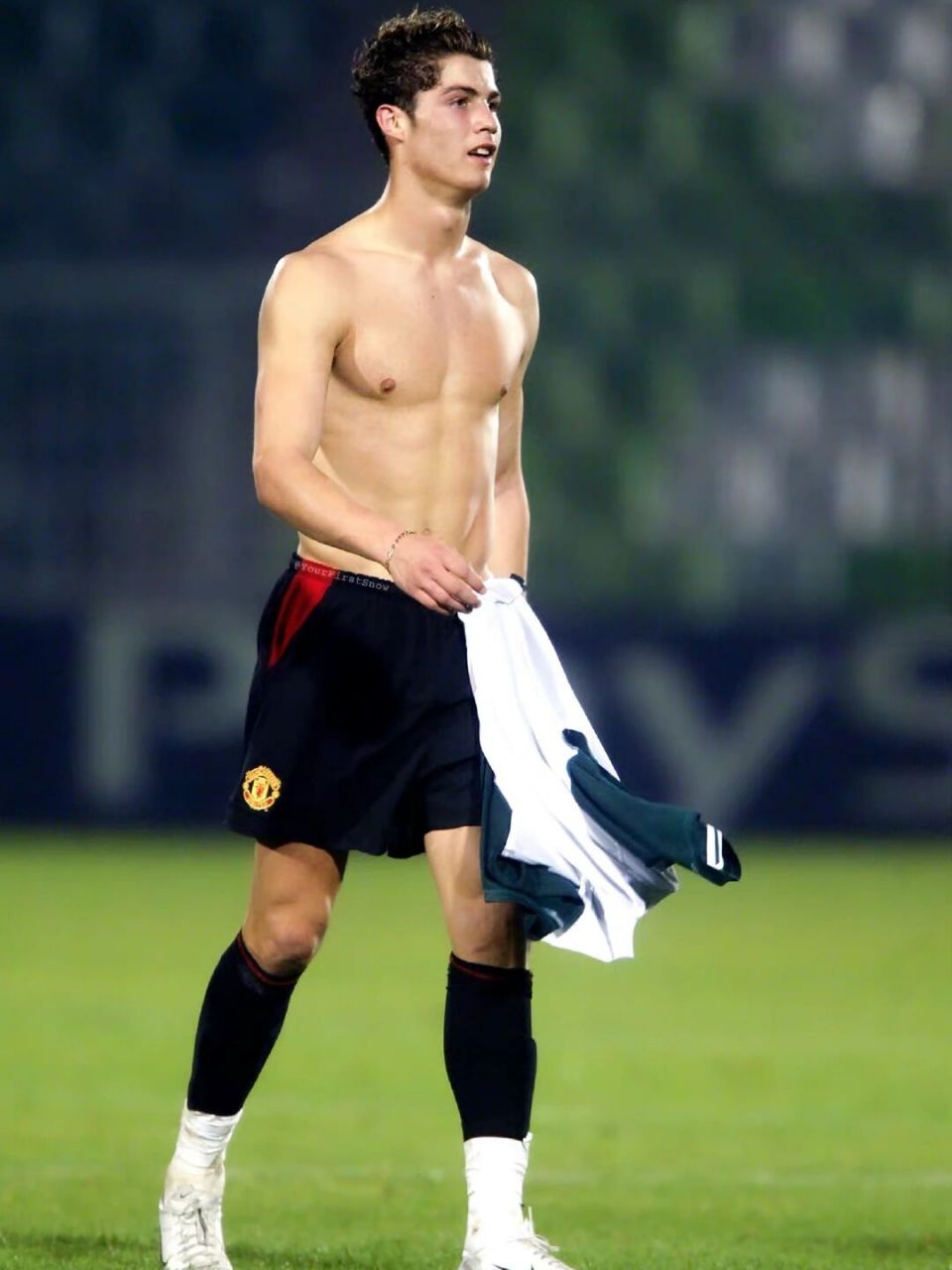 c罗年轻的时候真的好像小狼狗呀 没想到这么帅!怪不得那么多人喜欢.