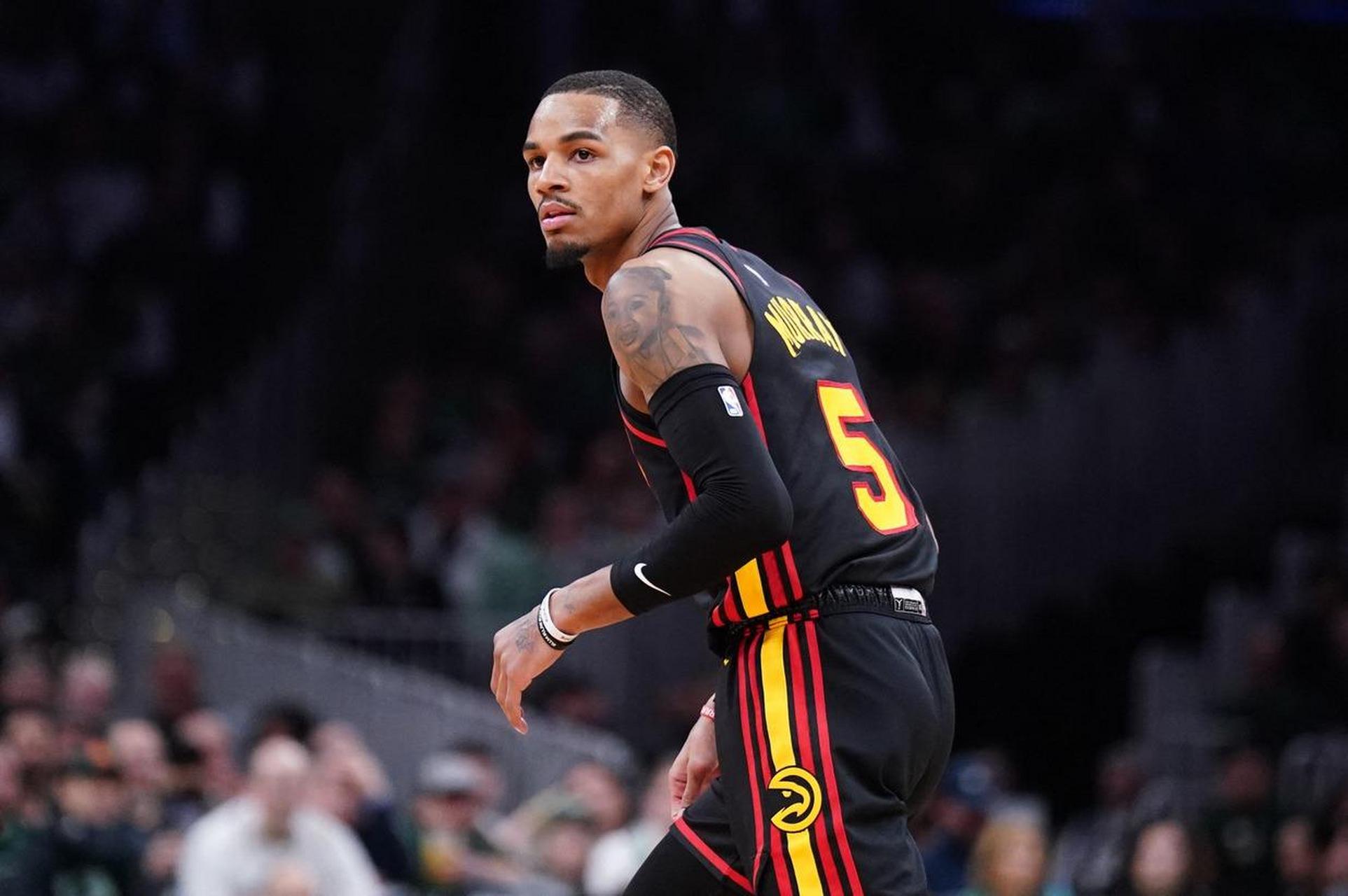 老鹰和明星后卫穆雷延长合约 据《the athletic》知名记者查拉尼亚