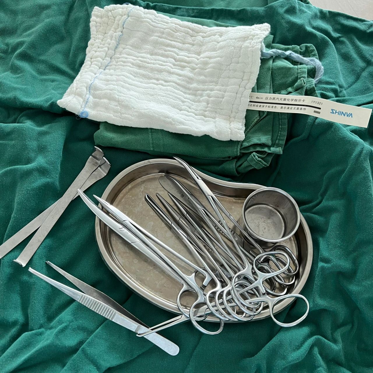 清创包. 我想把问题留给你们, 列出里面的器械.