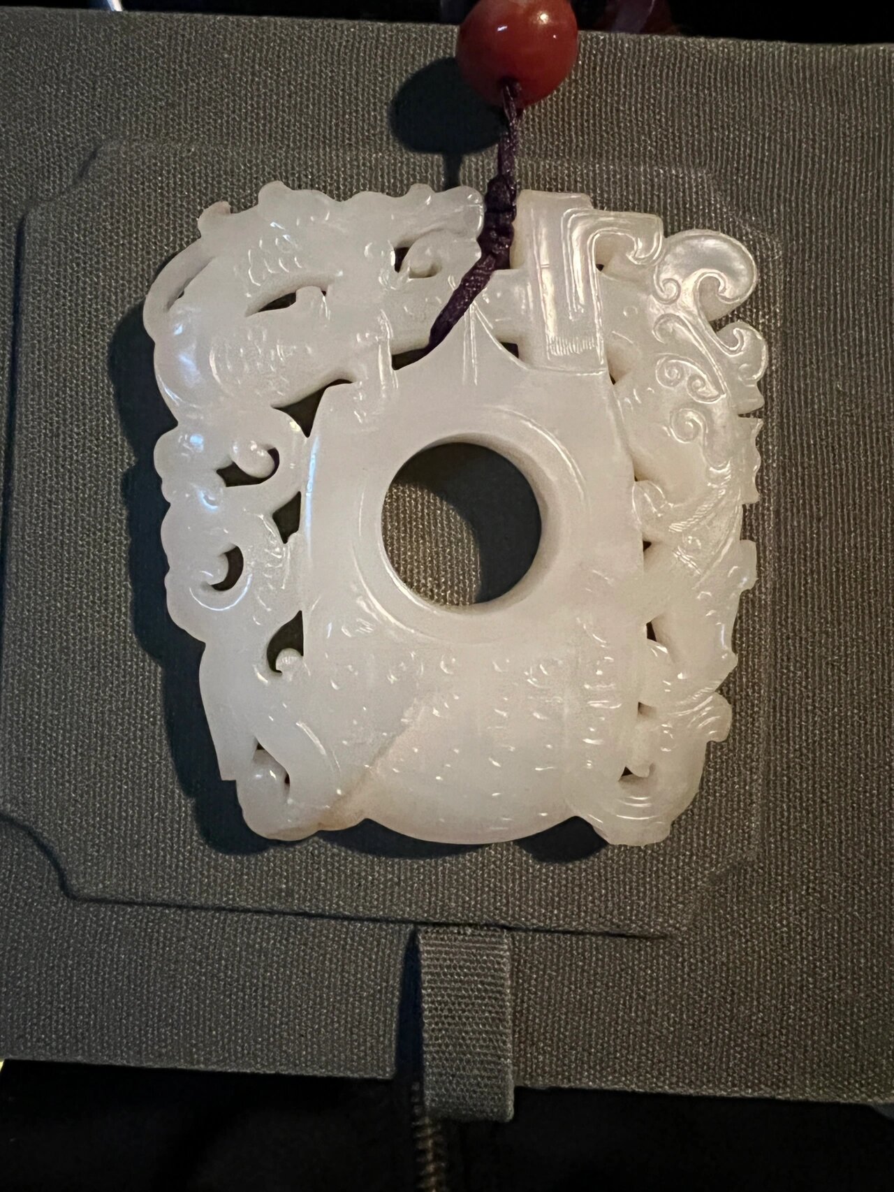 只是形制上类似,功能等于工艺品,后人根本不知汉代鸡心佩的真实功能