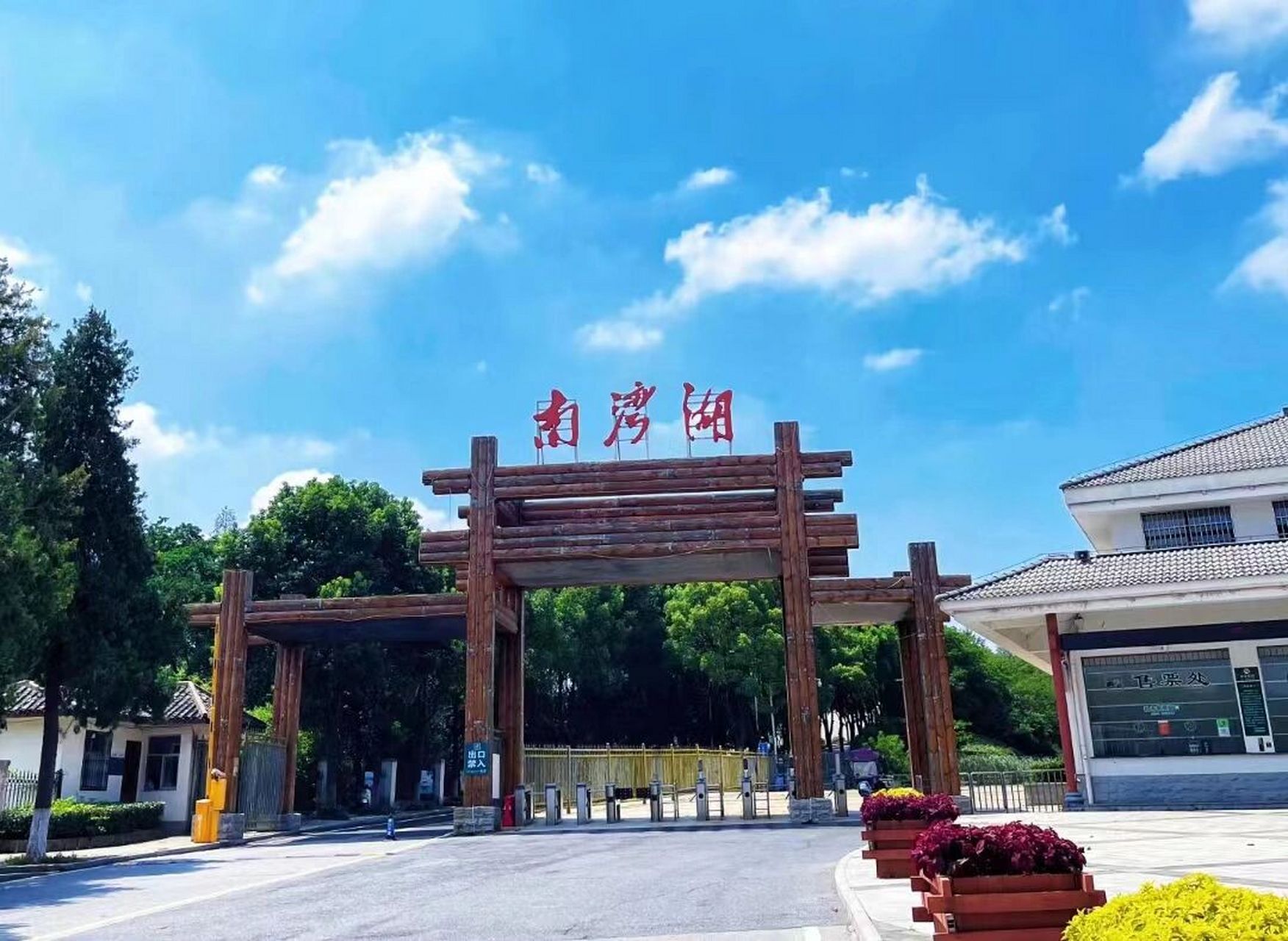 信阳旅游攻略之南湾湖 南湾湖—河南版"千岛湖",感受长天碧空,白云