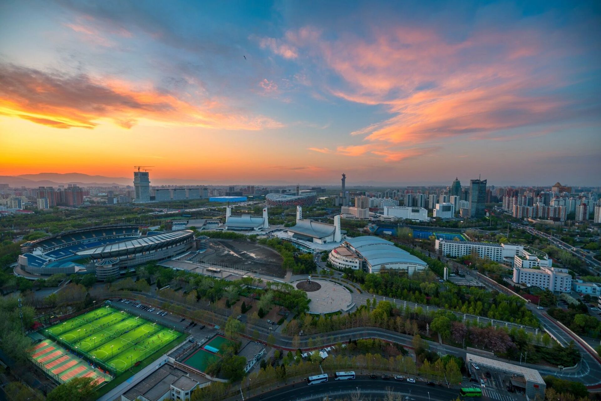 这里是北京|晚霞下的奥体中心全家福95 第一次看到类似场景的照片时