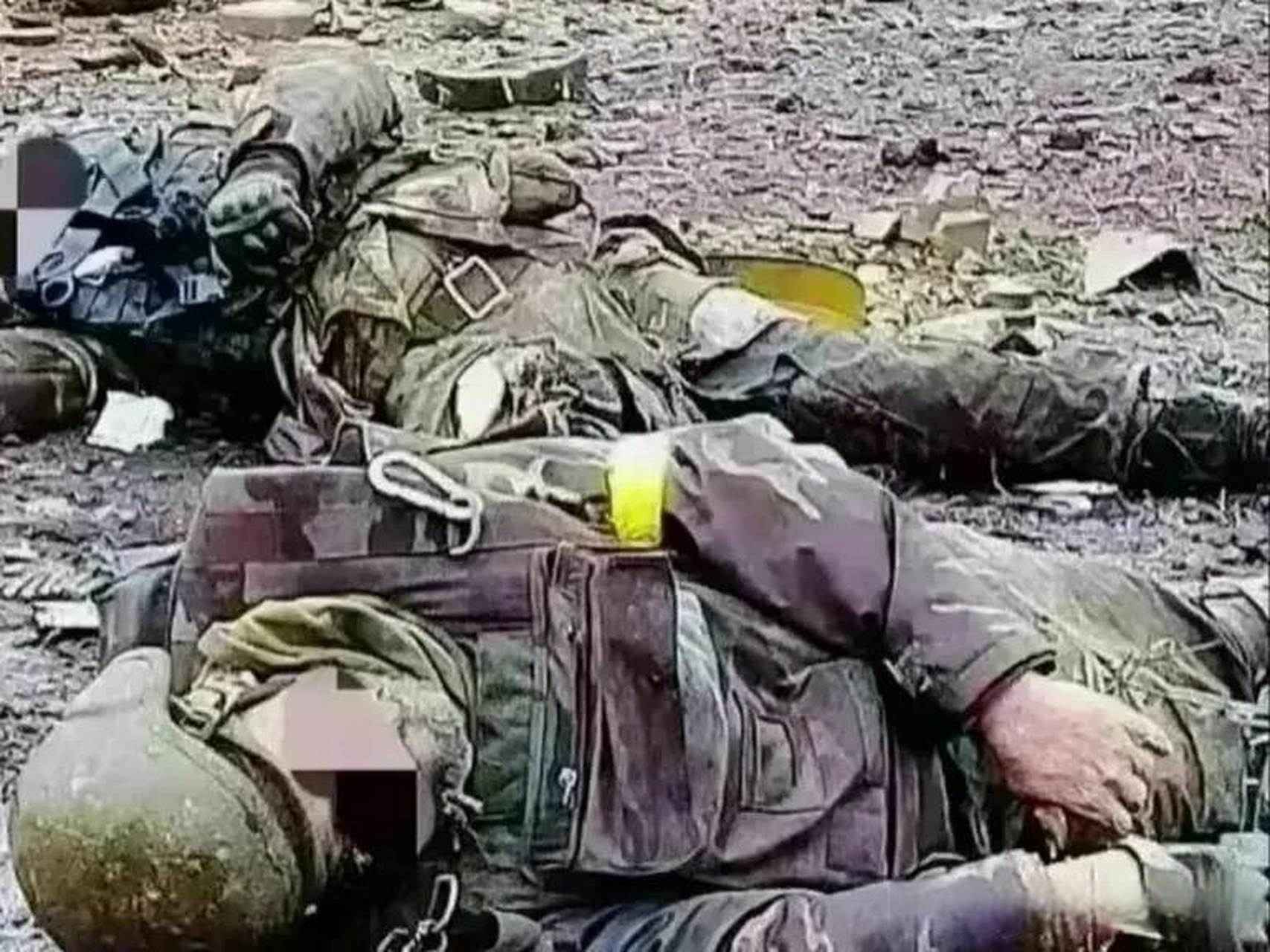 一位英国雇佣兵狙击手身陷绝境,被俄军围攻,在交火中狙击手的腿部受伤