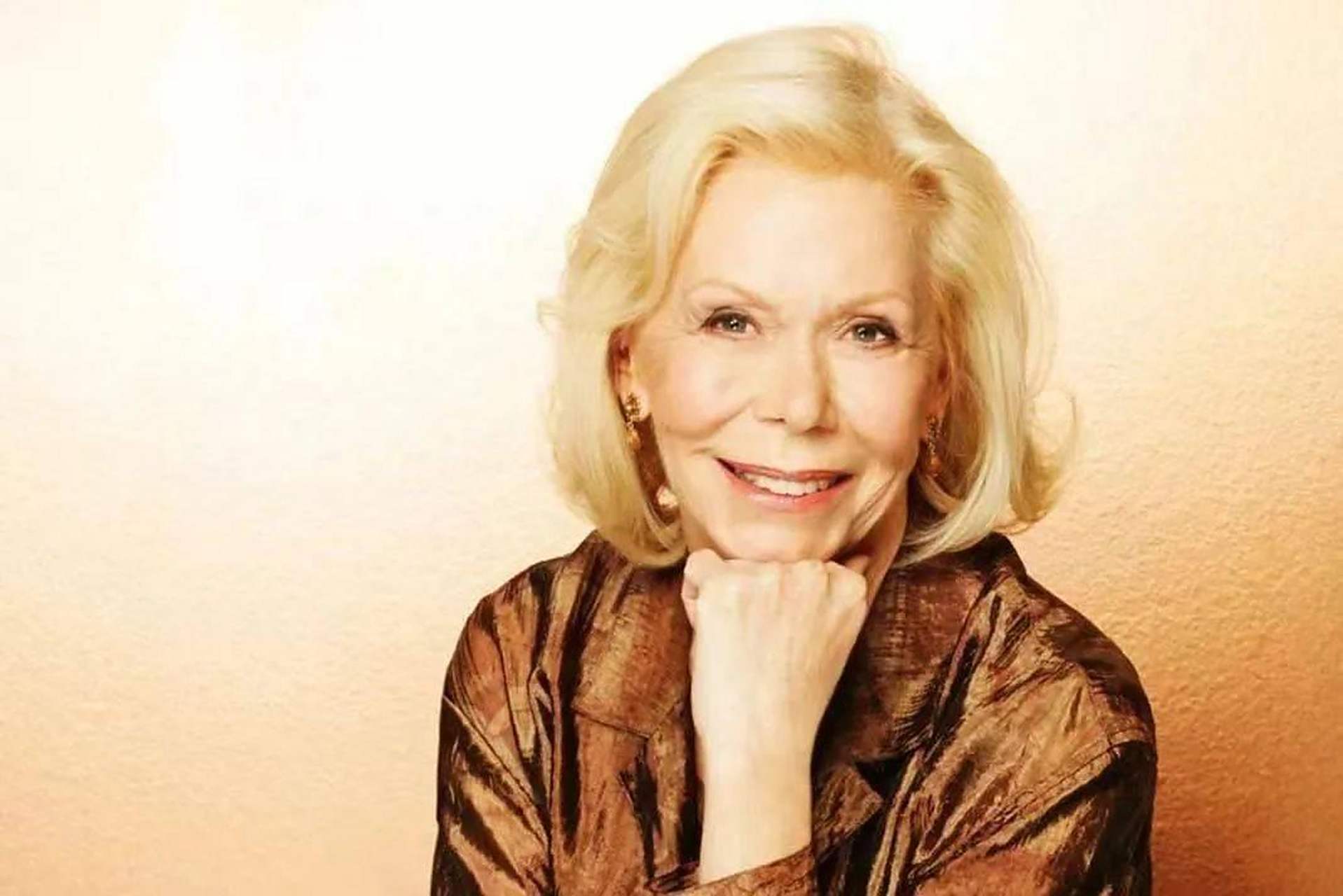 她就是露易丝·海,国际知名的心灵导师,著名作家和演讲家,是全球"整体