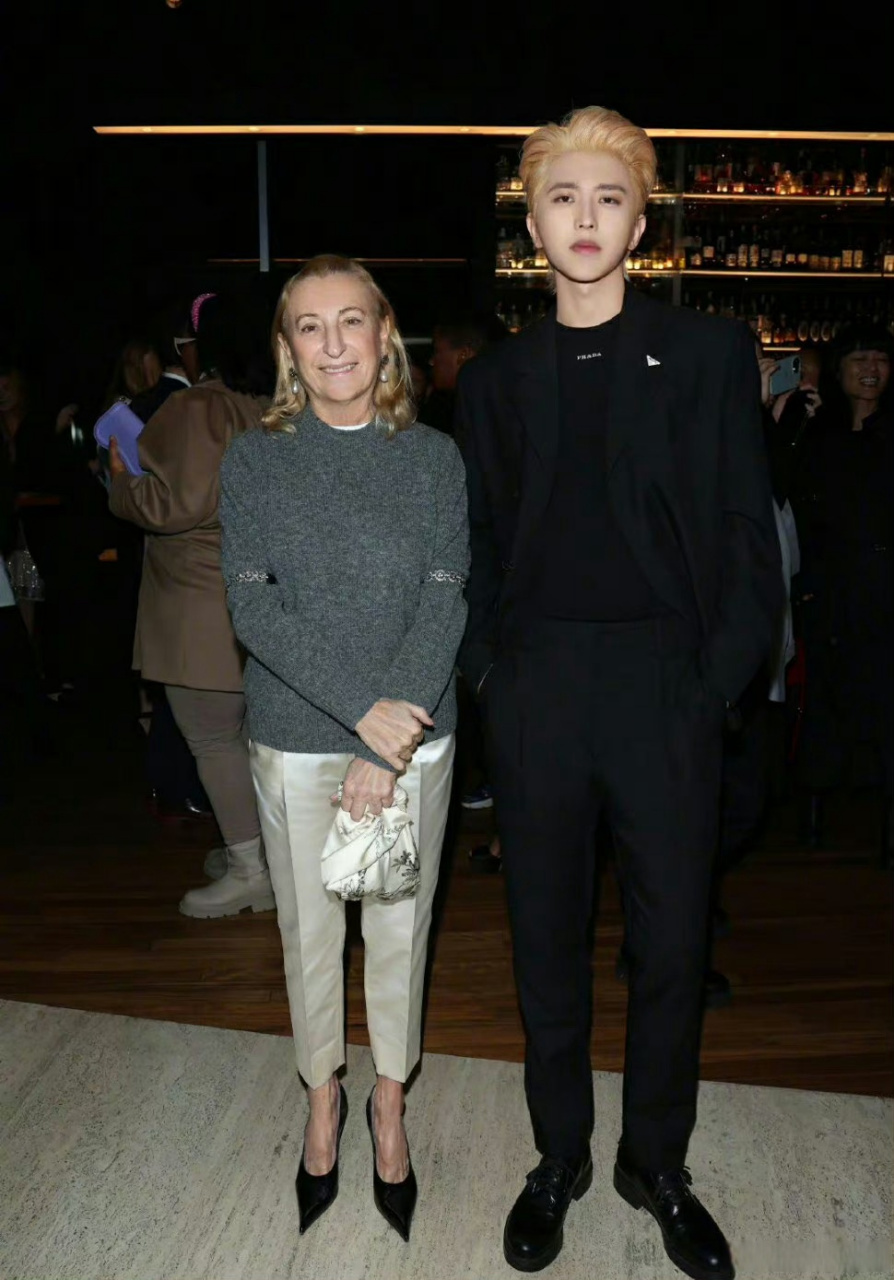 蔡徐坤metgala造型服装由prada女士设计  蔡徐坤此次metgala造型服装