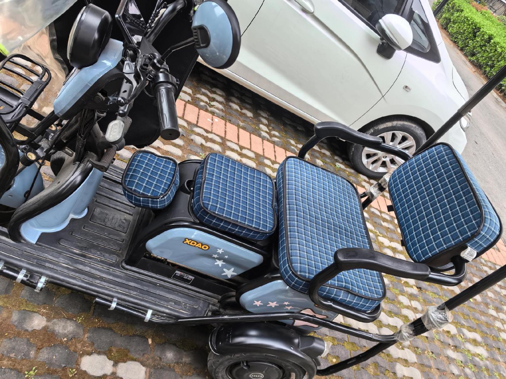 小刀电动三轮车.坐着可以前后推拉的那种.当时买的时候4200.