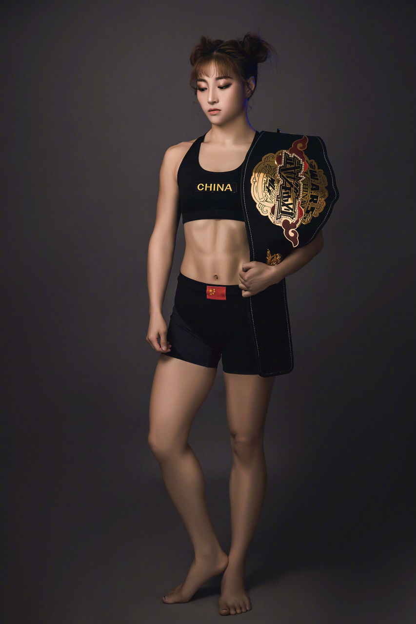 生活中,黄飞儿是一个爱笑的漂亮姑娘,但温柔的外表下却隐藏惊人的战斗