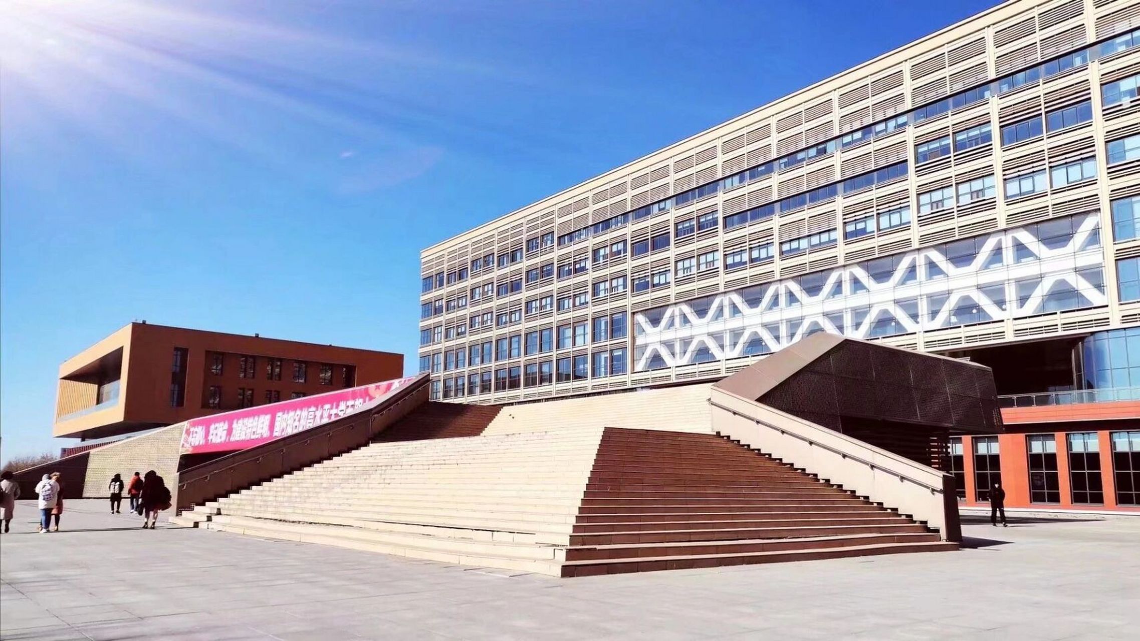 欢迎来到华北理工大学 虽然我们的学校很偏,但我们有梅兰竹菊四个食堂