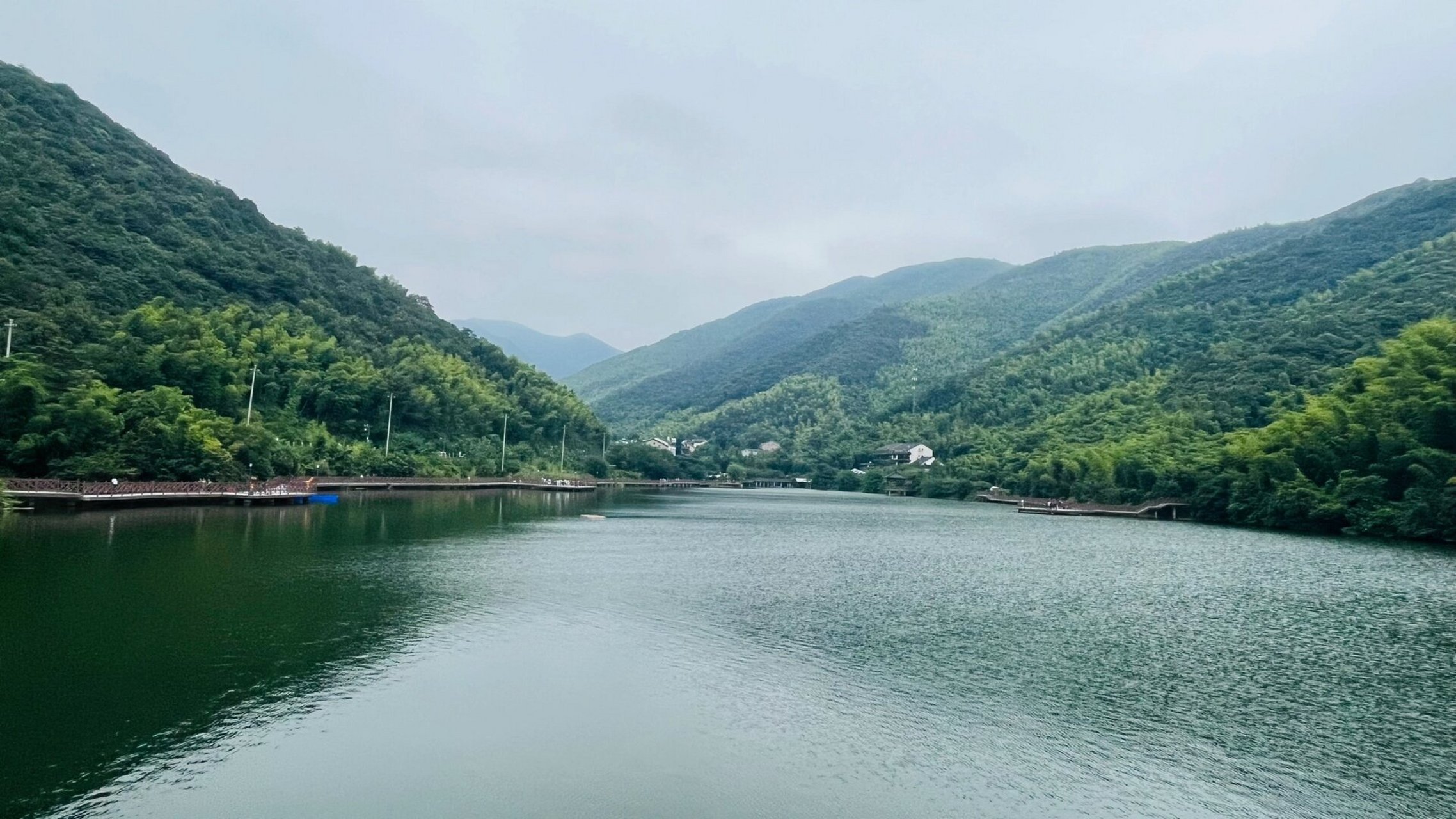 长兴游:霸王湖 霸王湖即顾渚水库,四面环山,山坳里的一个水库.