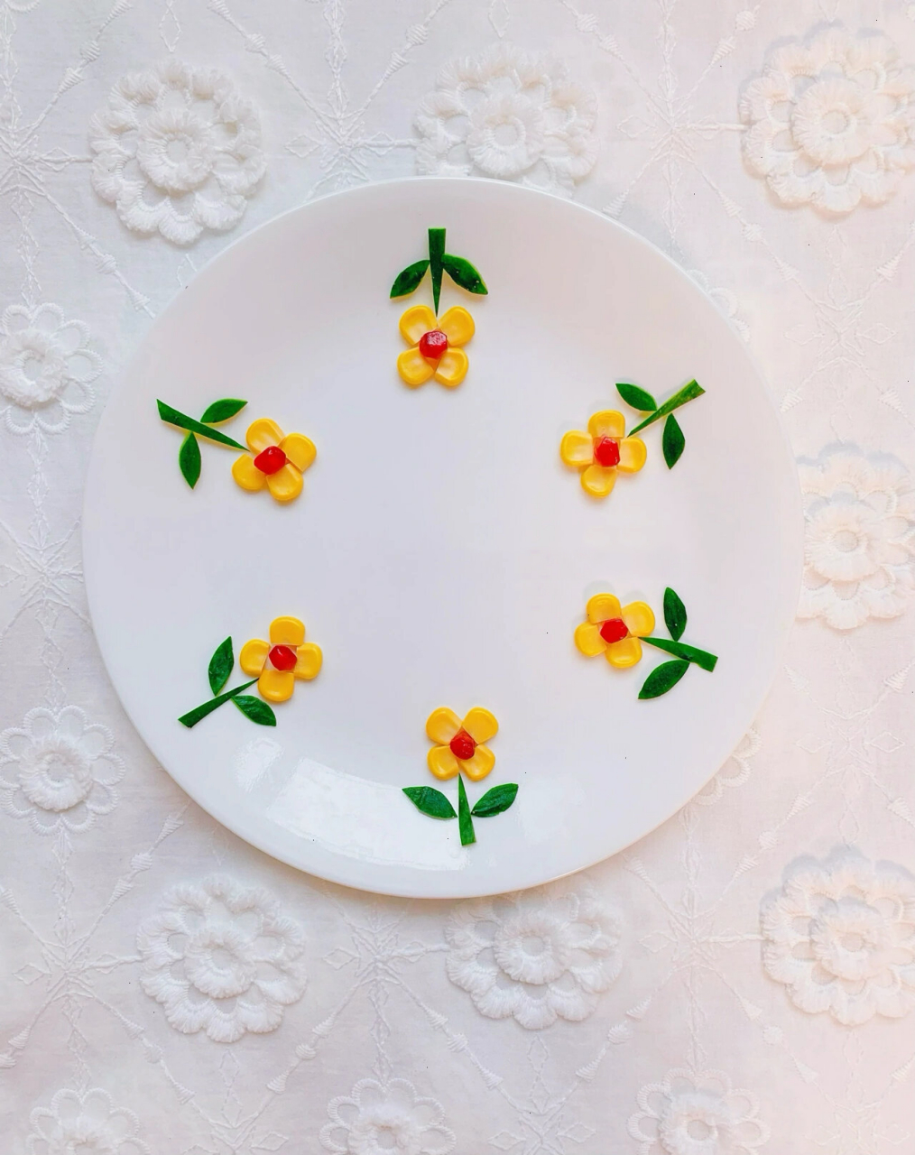 创意盘饰|玉米小花围边～98 食材:玉米,石榴,黄瓜 #我的美食日记