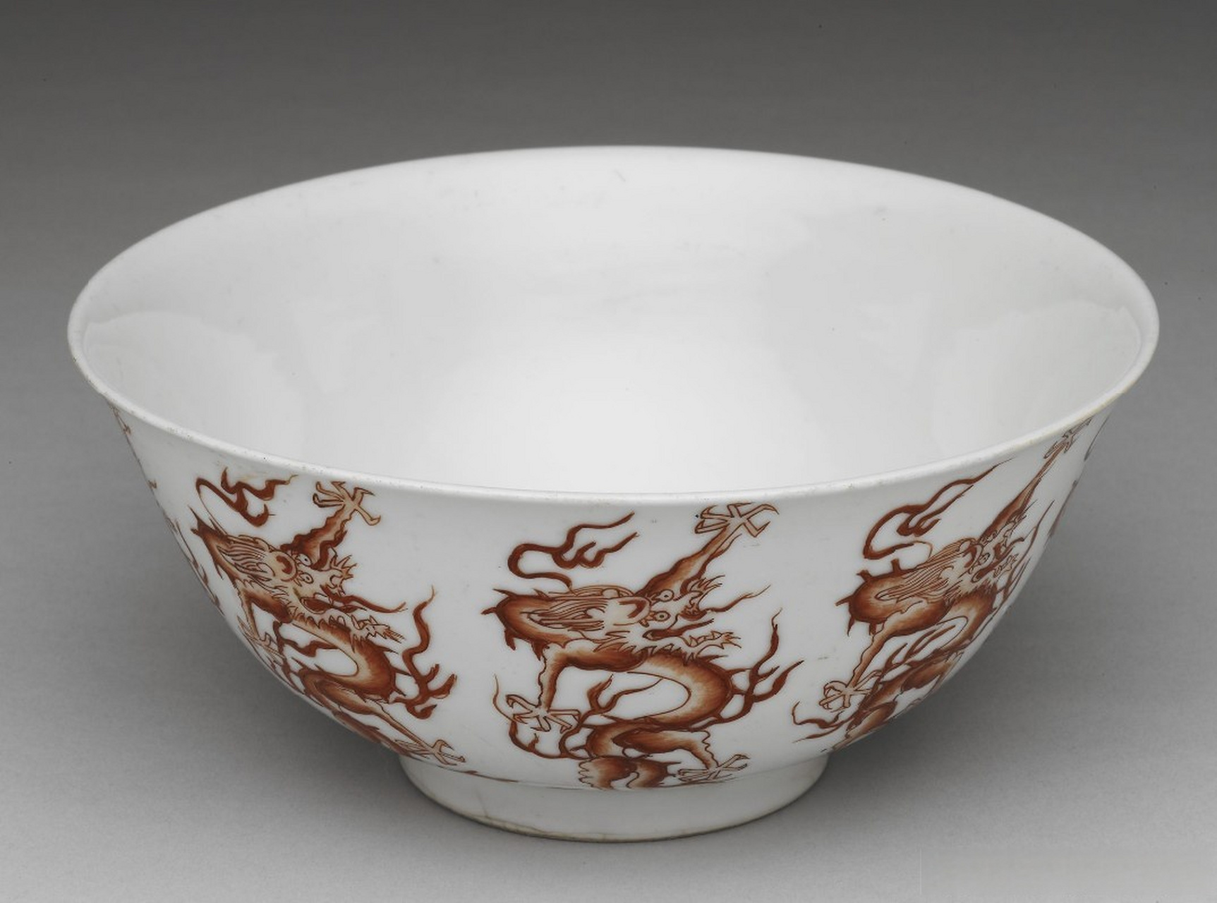 明.弘治 描红九龙纹碗|台北故宫藏