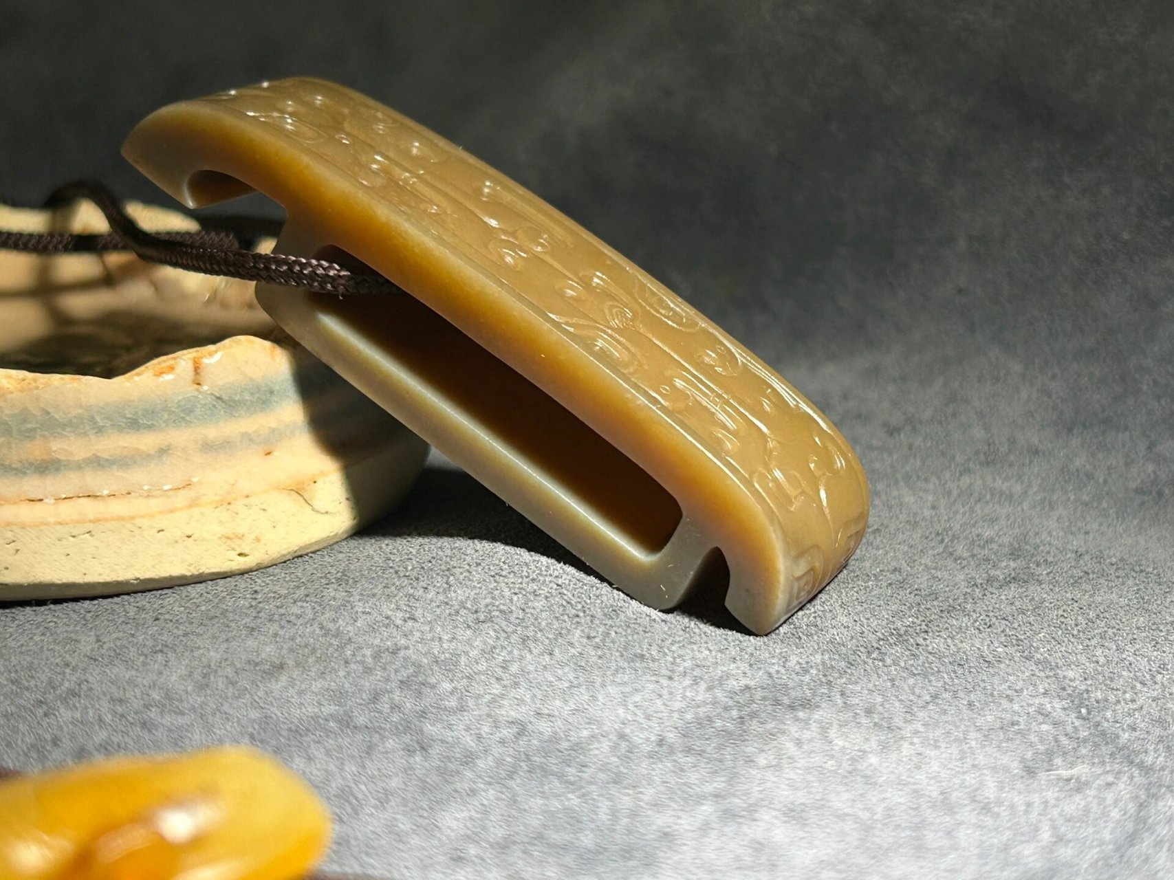 仿汉式剑璏(zhi) 剑璏 汉代剑饰四件套之一,古人配剑是需要一定的社会