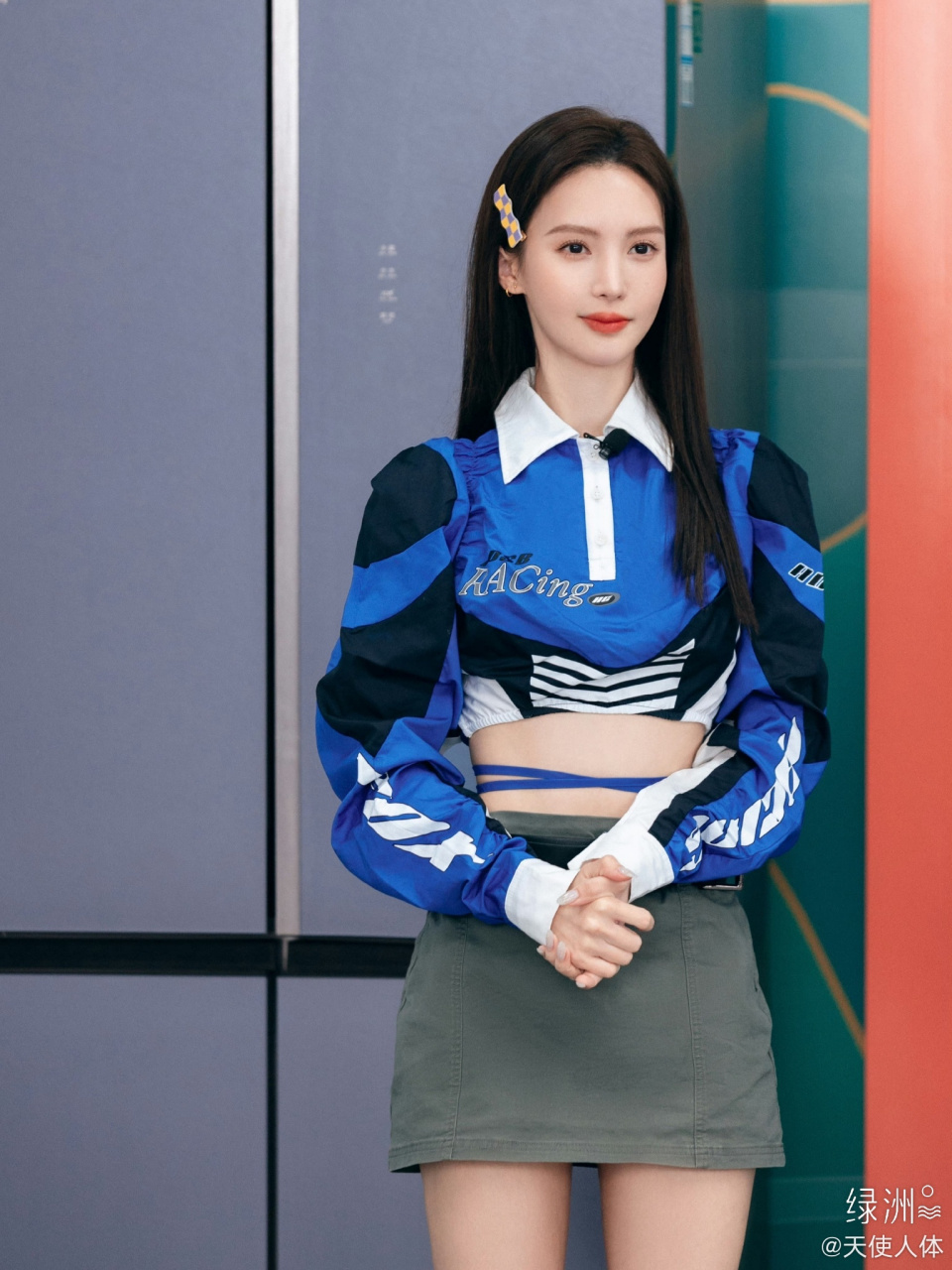 金晨,蓝色穿搭小短裙,状态真好. #金晨