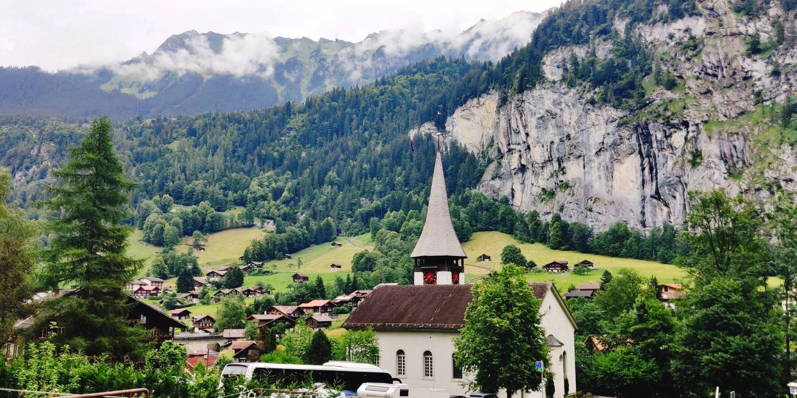 多巴胺色系的瑞士小镇99lauterbrunnen 去少女峰那天,天气就如小罗