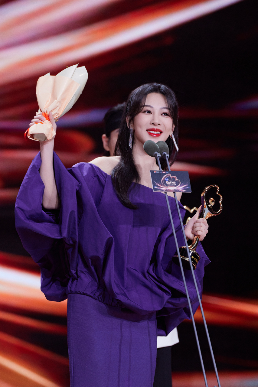 光影聚焦诠释优雅姿态,流光闪烁散发独特魅力,boss杨紫红毯图派送