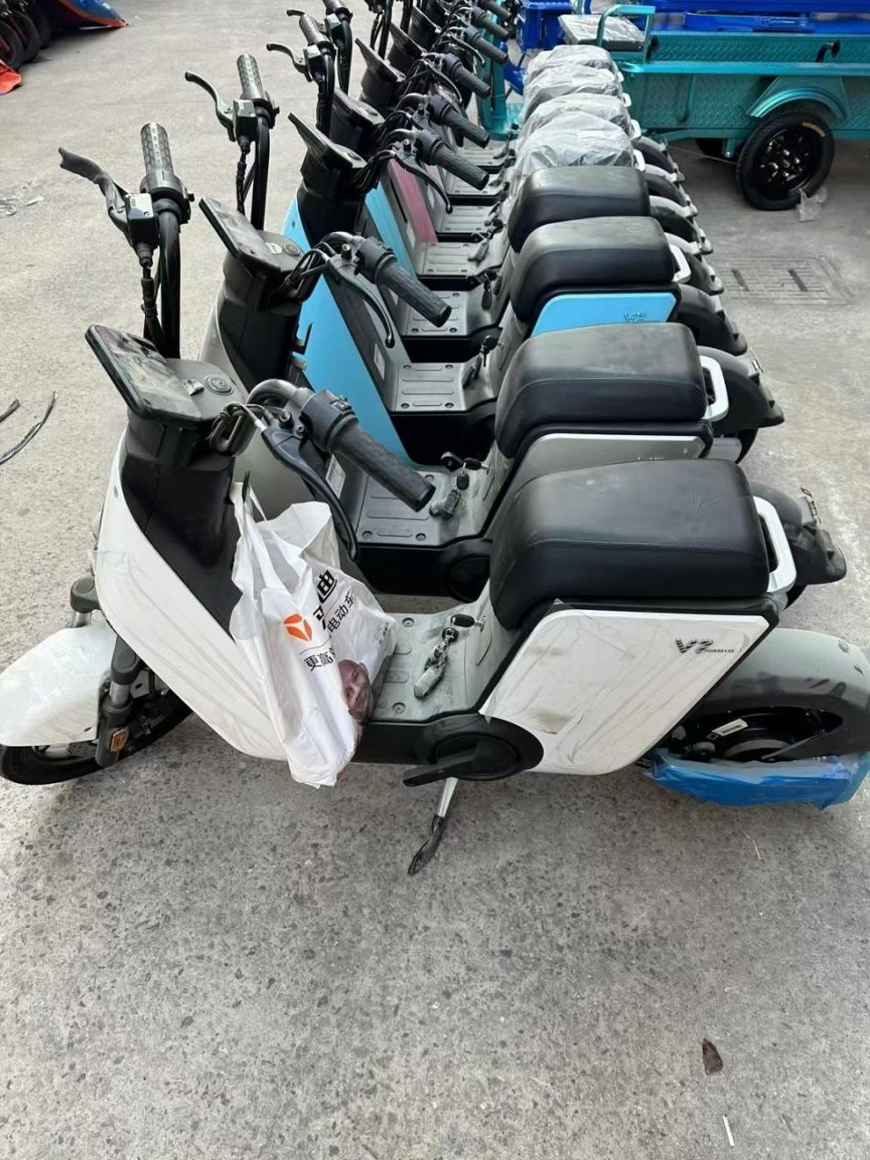 雅迪v7,27台,带改装件,打包超级便宜,出厂价裸车2千多,哪位老板打包