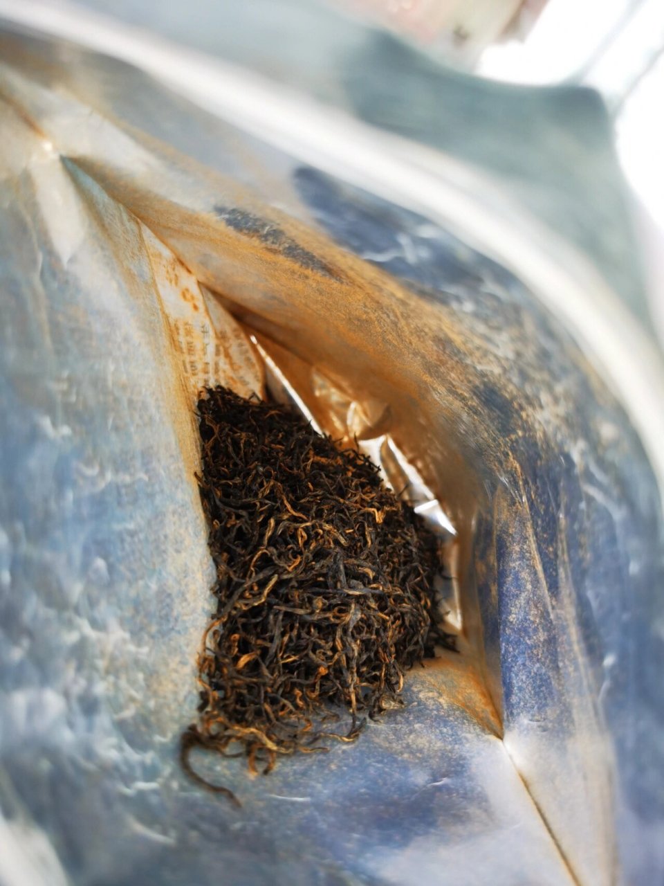 红茶袋子和茶叶上一层黄黄的绒毛,是霉了吗