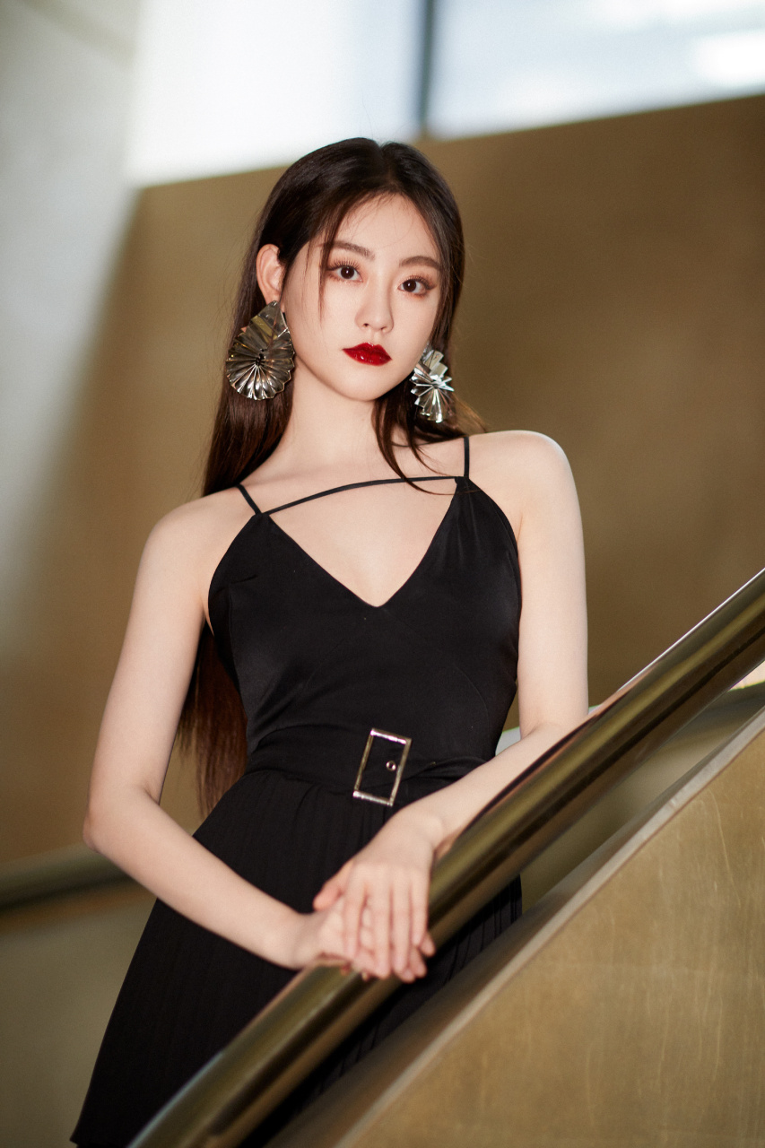 祝绪丹红唇黑色吊带裙写真壁纸