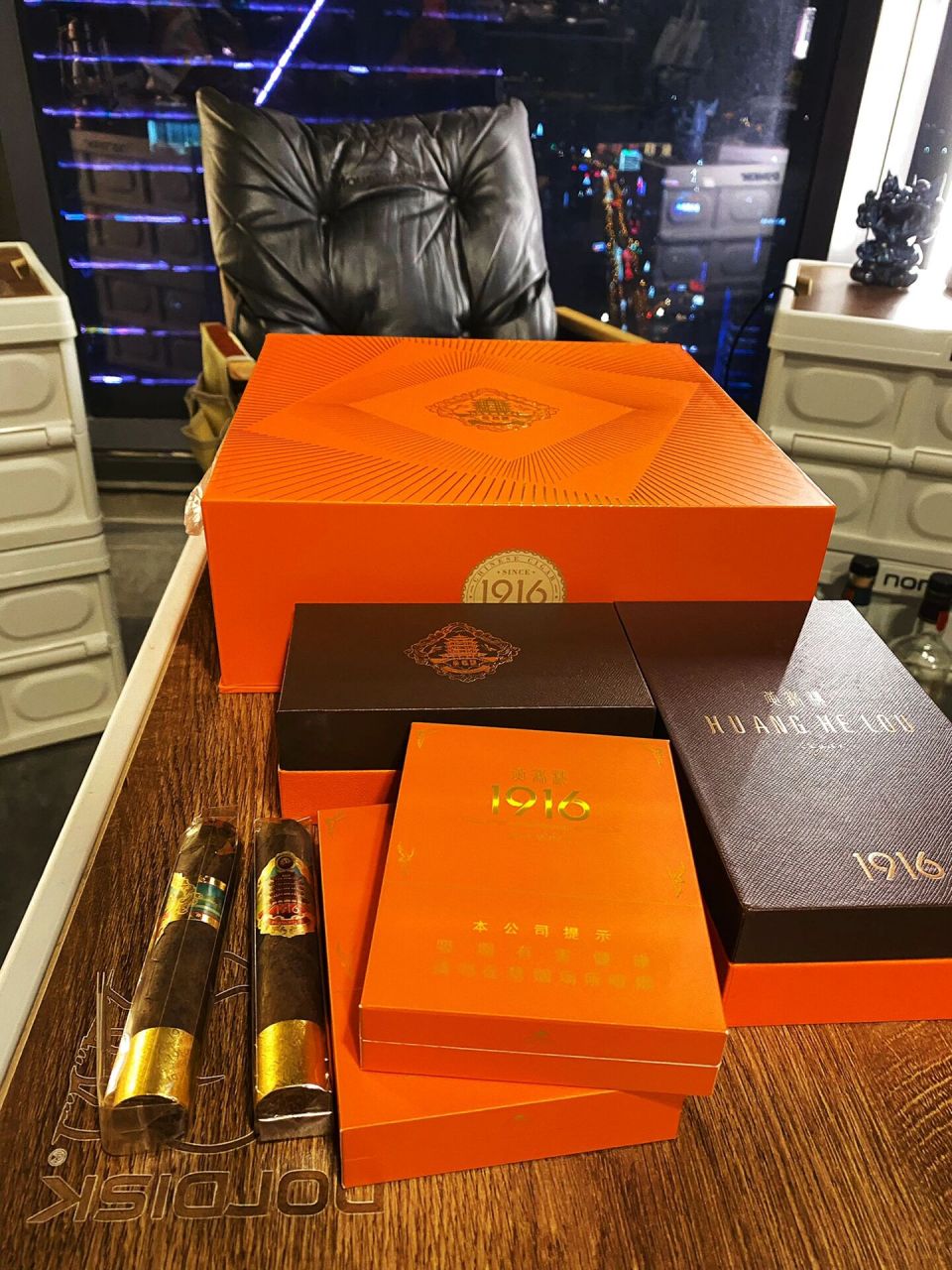 黄鹤楼的雪茄三件套礼盒 作为黄鹤楼的新晋铁粉,春节前收到了黄鹤楼的