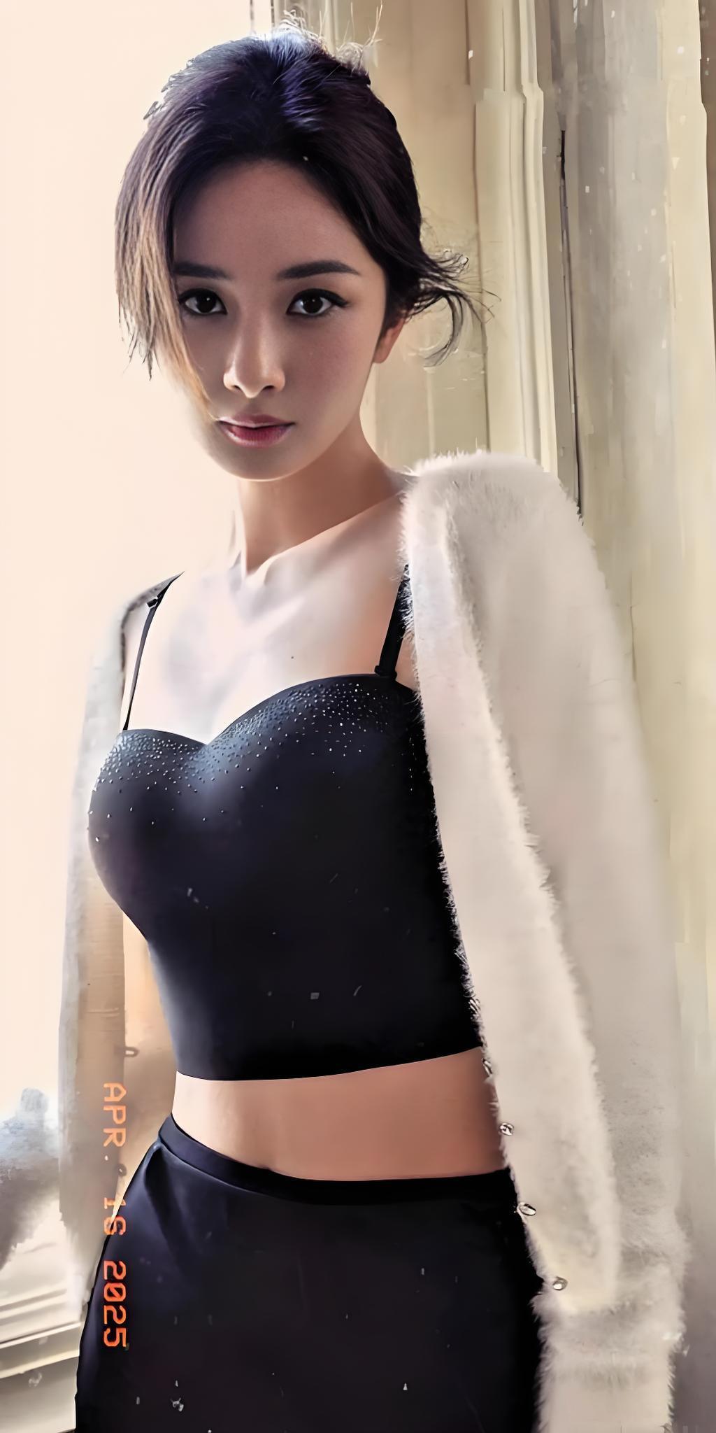 她不愧是机场带货女王,总能把基础款穿出高级感